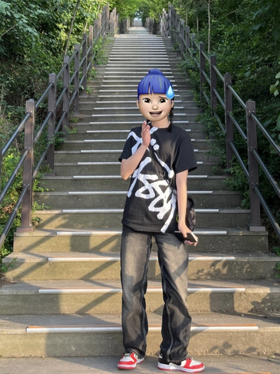 나이키 x NBA 덩크 로우 레트로 EMB 블랙 앤 칠리 레드, 스투시 빅 베이직 피그먼트 다이드 티셔츠 블랙 옐로우 착용 스타일 - 1