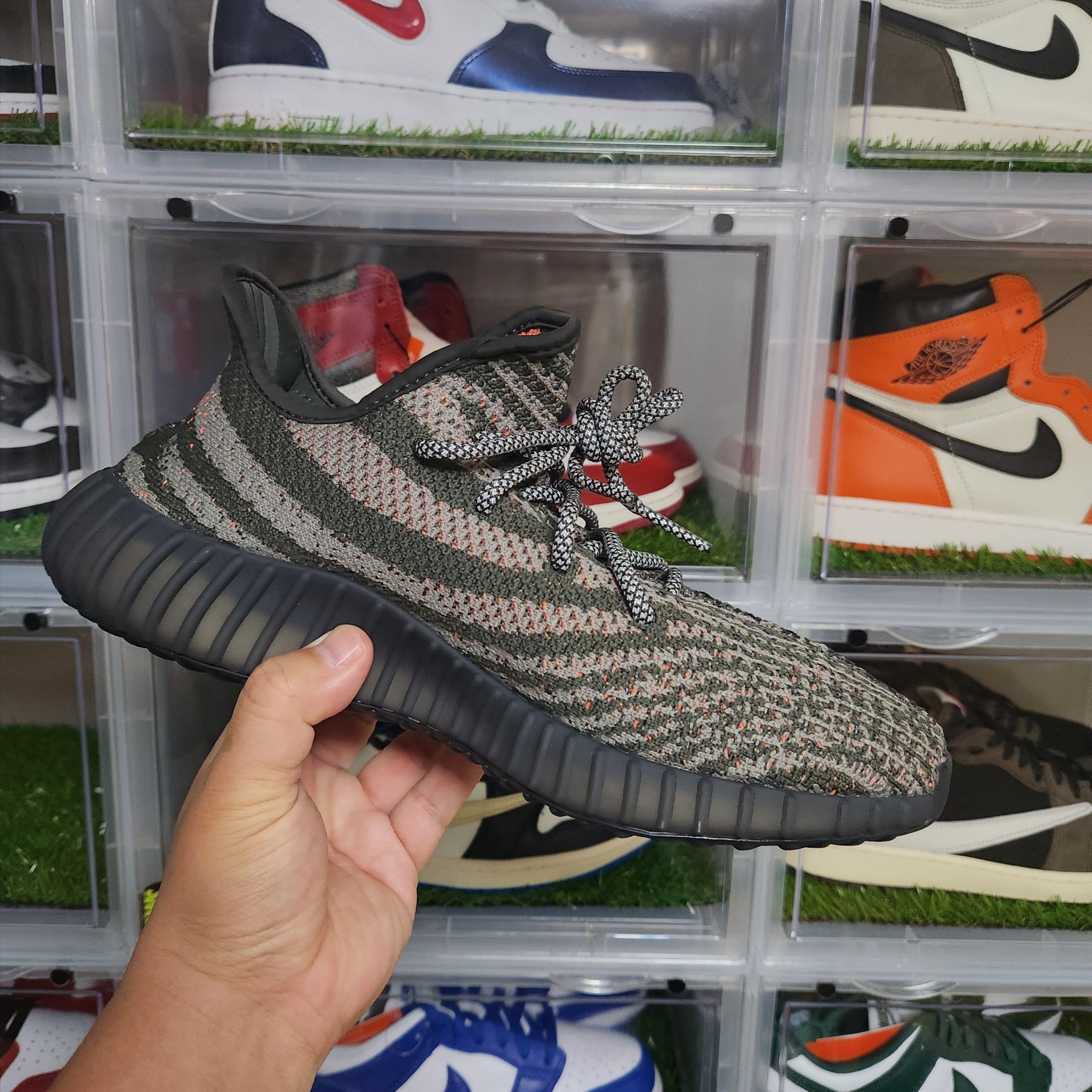Adidas Yeezy Boost 350 V2 Carbon Beluga 착용 스타일 - 3