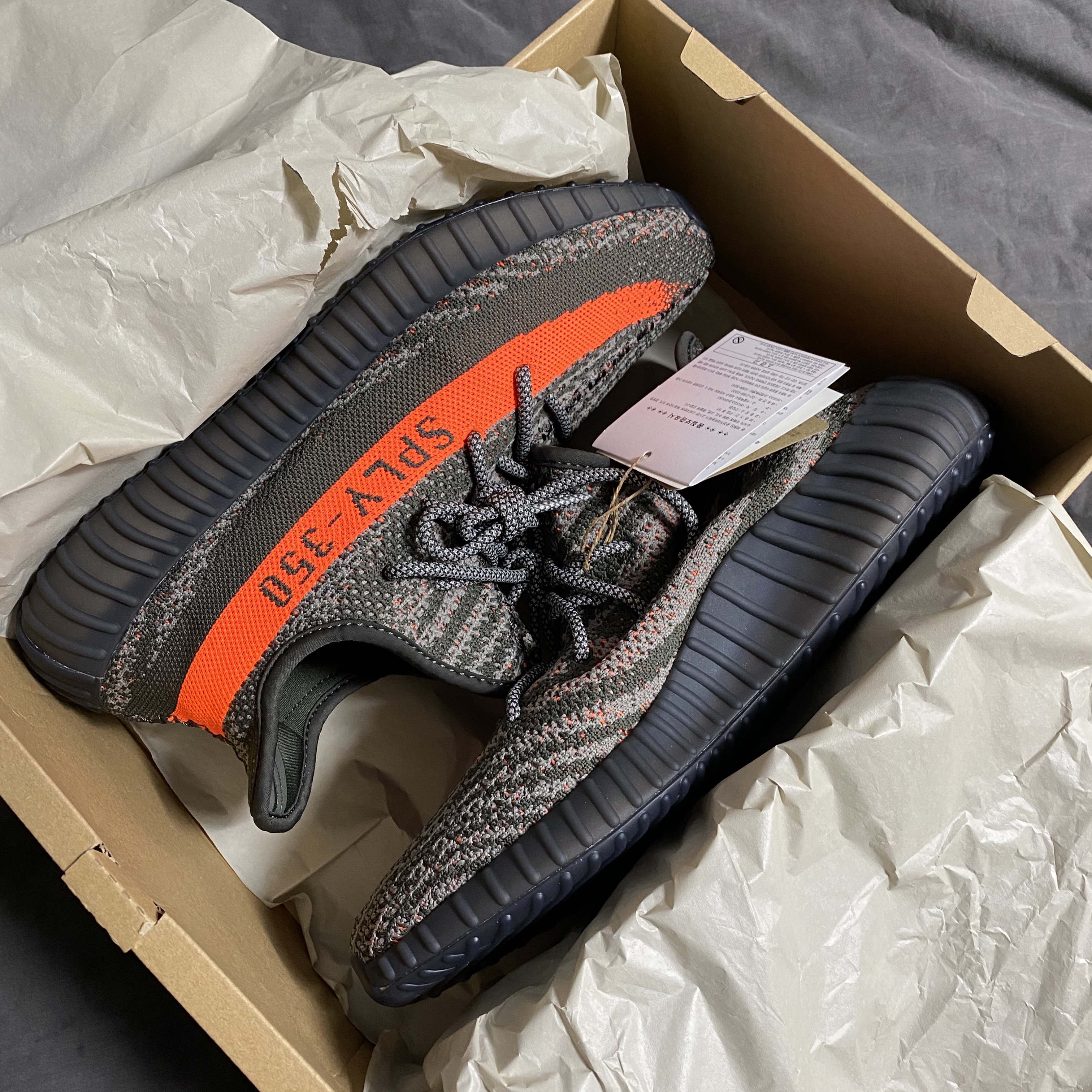 Adidas Yeezy Boost 350 V2 Carbon Beluga 착용 스타일 - 1