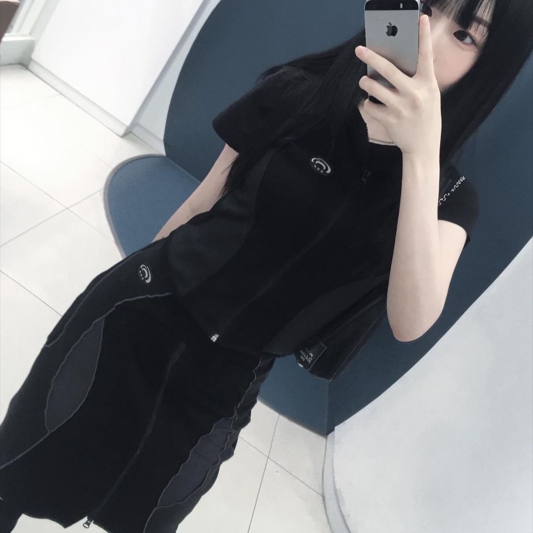 Art of Field Short Hooded Vest Jacket Black, Art of Field Unbalanced Midi Skirt Black 착용 스타일