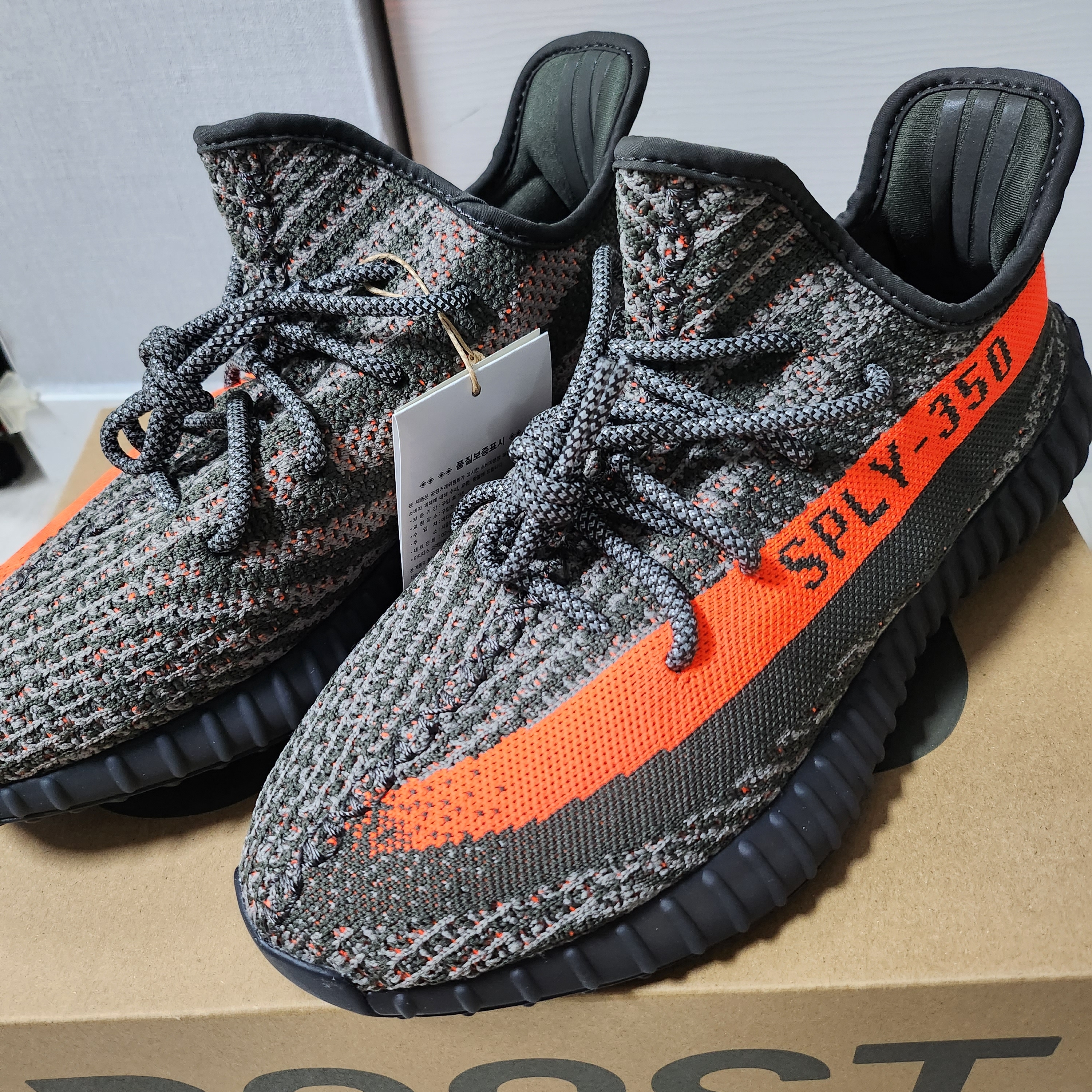 Adidas Yeezy Boost 350 V2 Carbon Beluga 착용 스타일