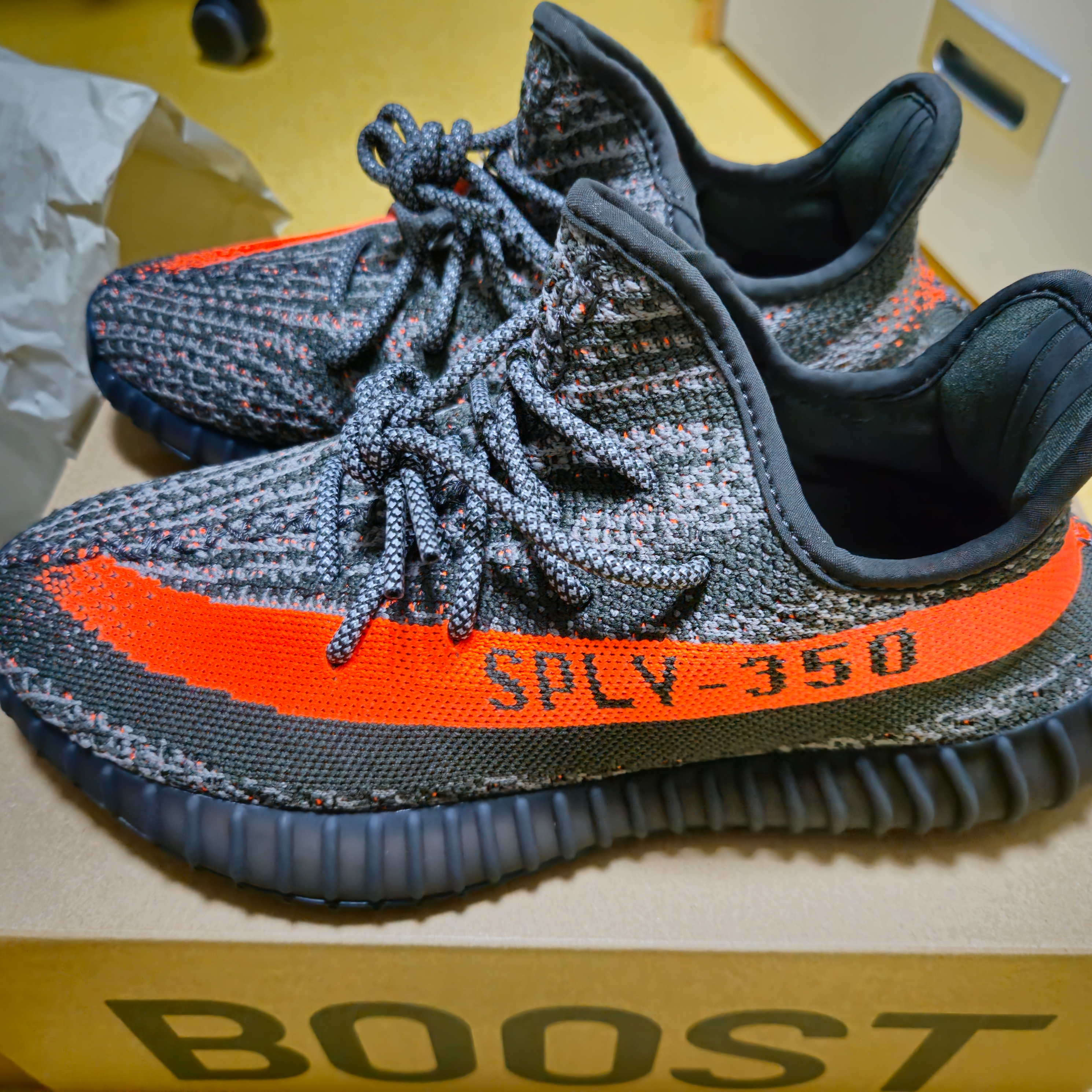 Adidas Yeezy Boost 350 V2 Carbon Beluga 착용 스타일 - 2