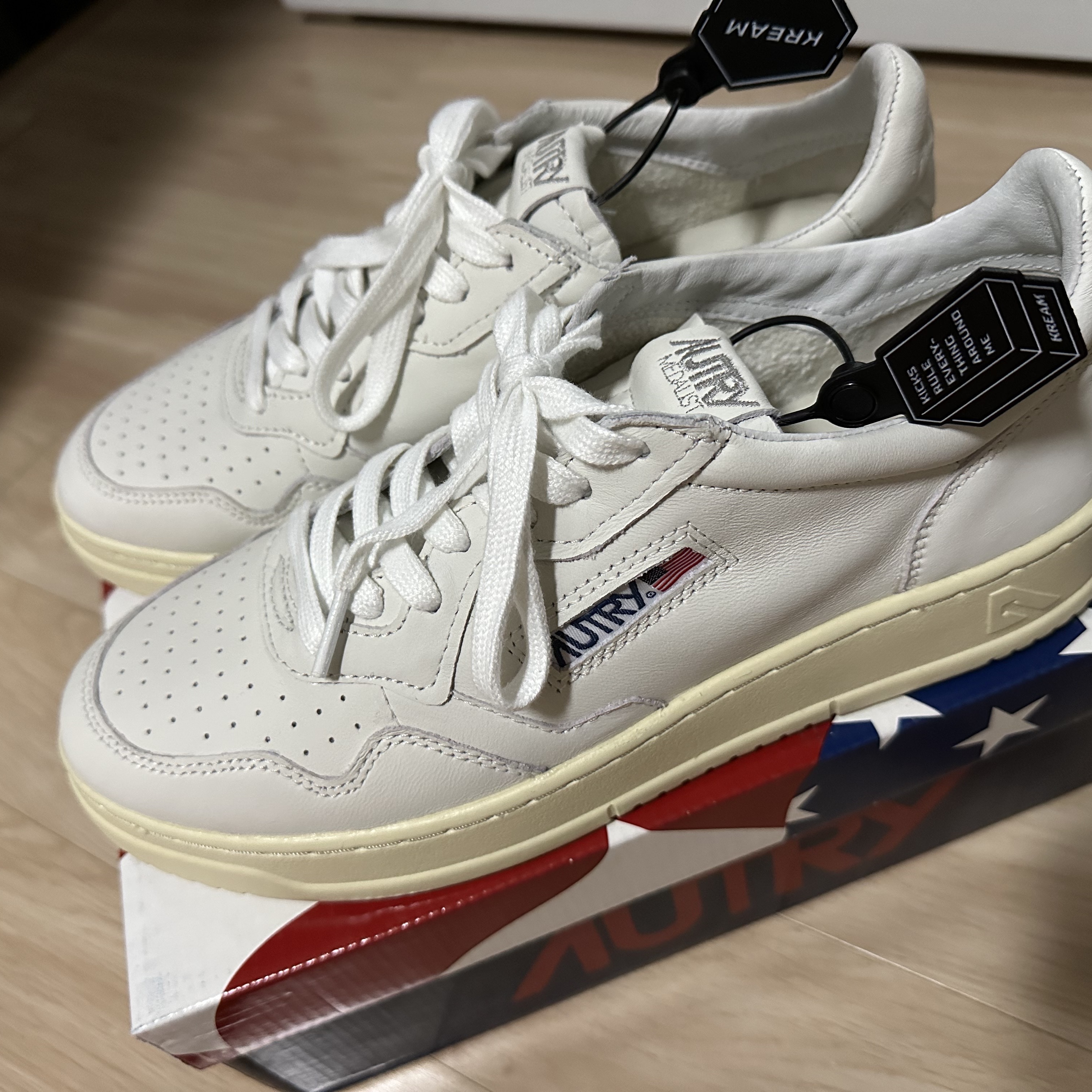 Autry Medalist Low Goatskin Sneakers White 착용 스타일