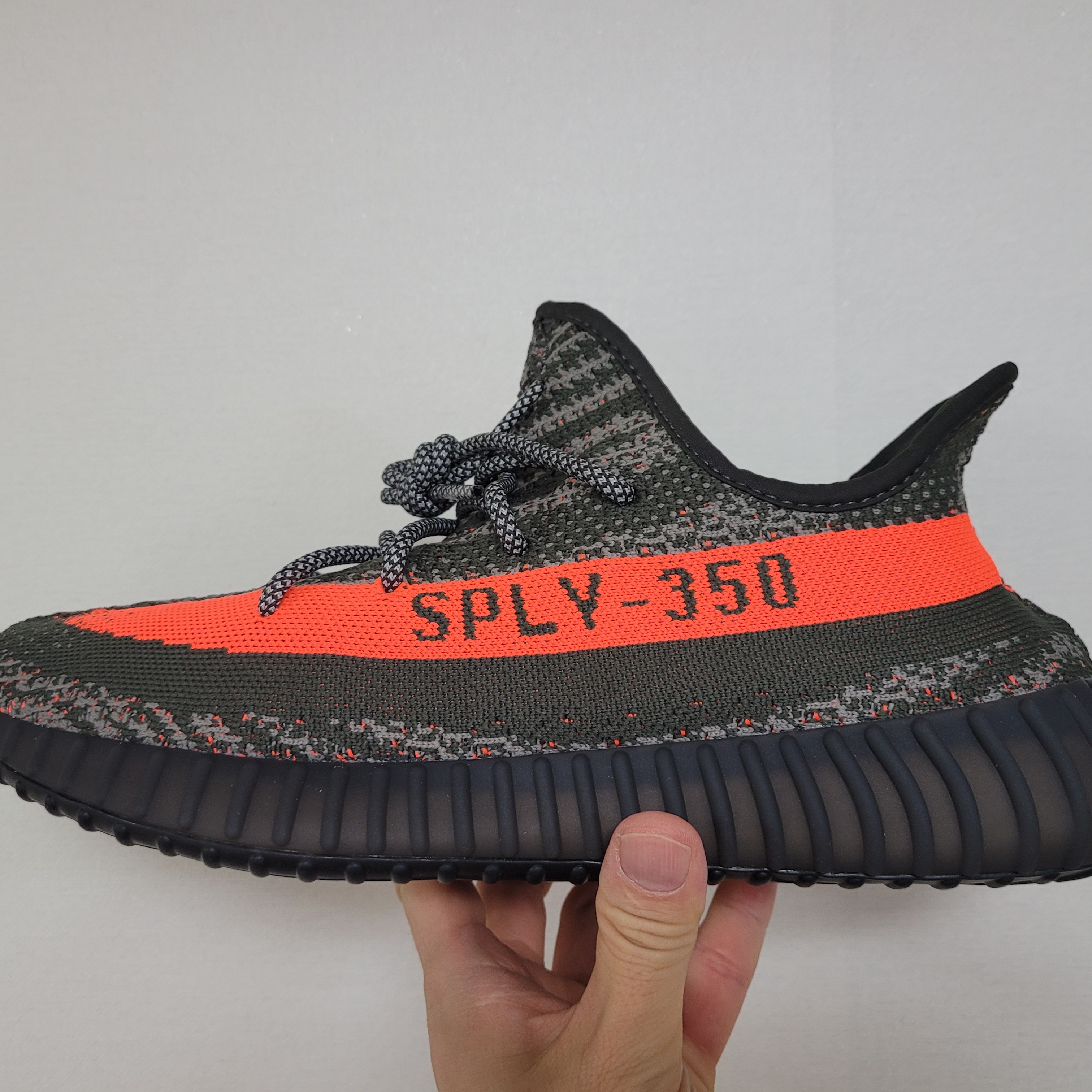 Adidas Yeezy Boost 350 V2 Carbon Beluga 착용 스타일 - 3