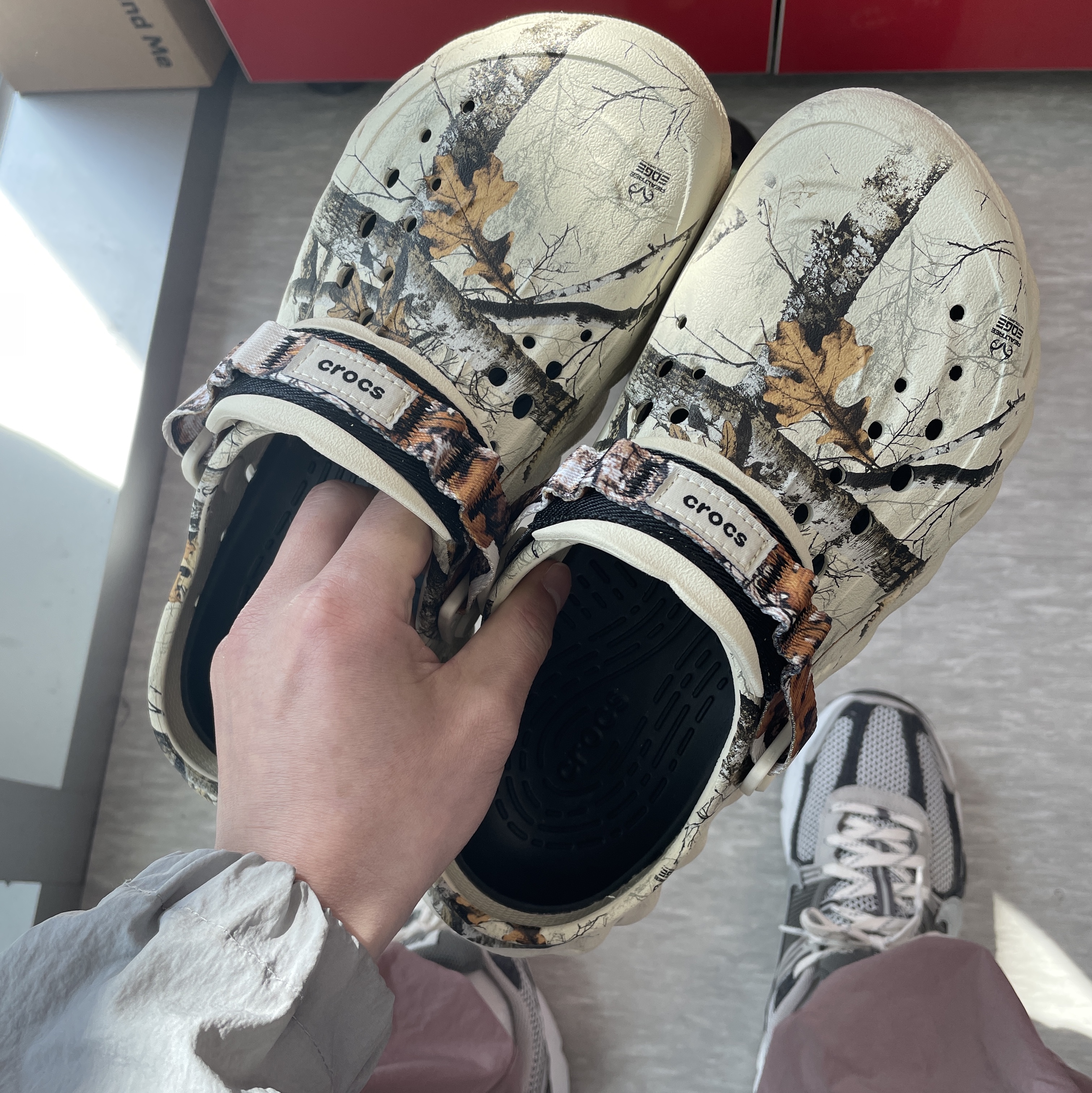 Crocs Echo Clog Real Tree Bone, Nike Zoom Vomero 5 PRM Light Iron Ore and Flat Fewter 착용 스타일 - 2