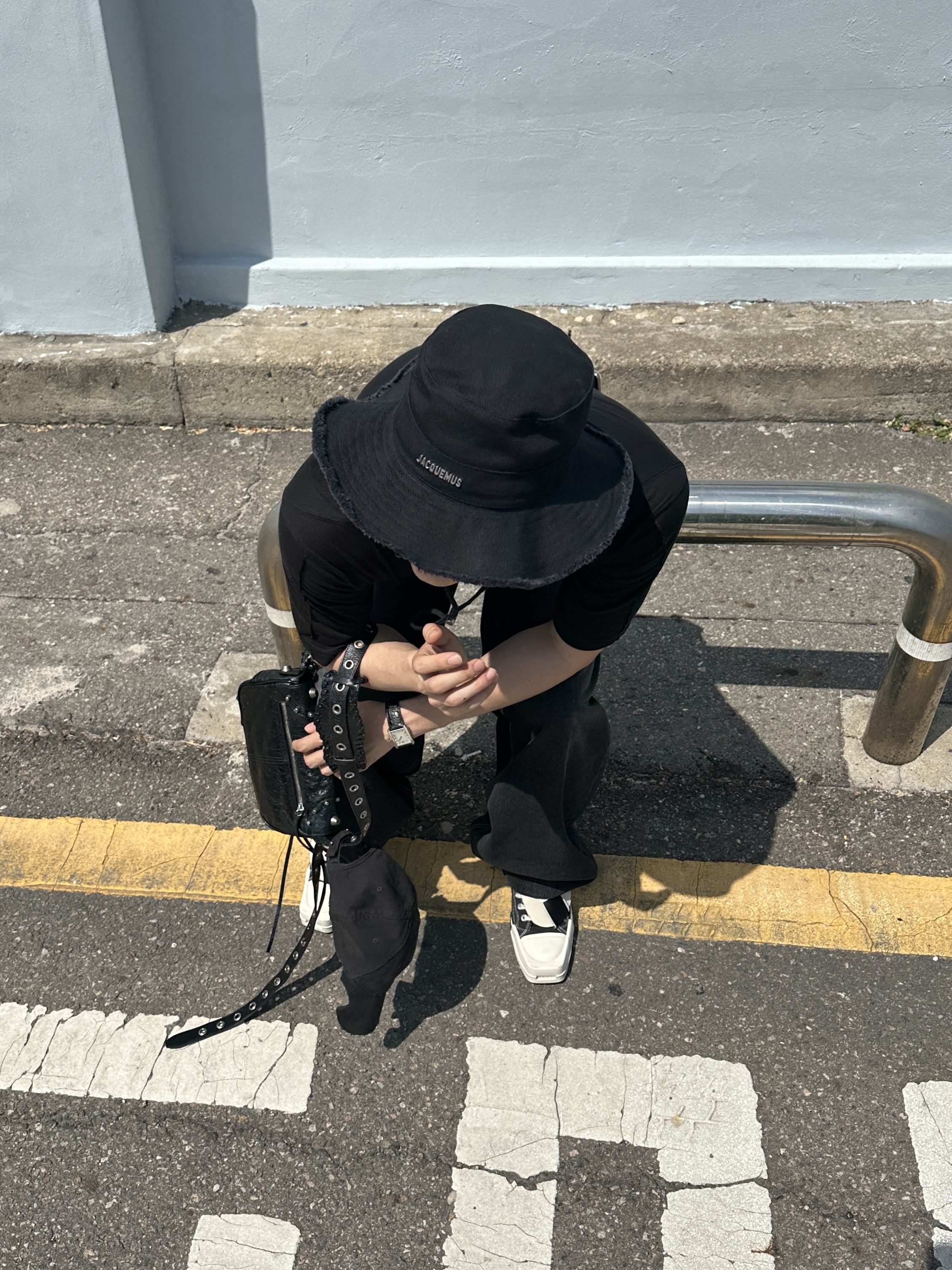 Jacquemus Le Bob Artichaut Bucket Hat Black, Our Legacy Belt 2cm Leather Black 착용 스타일 - 2