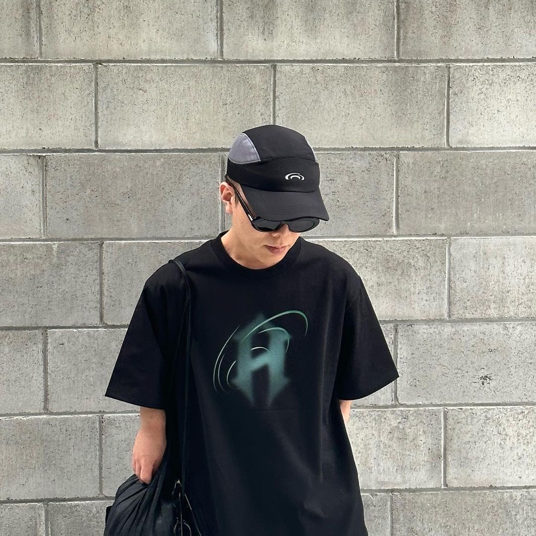 Art of Field Trail Graphic Short Sleeved T-Shirt Black, Art of Field Trail Graphic Short Sleeved T-Shirt White 착용 스타일