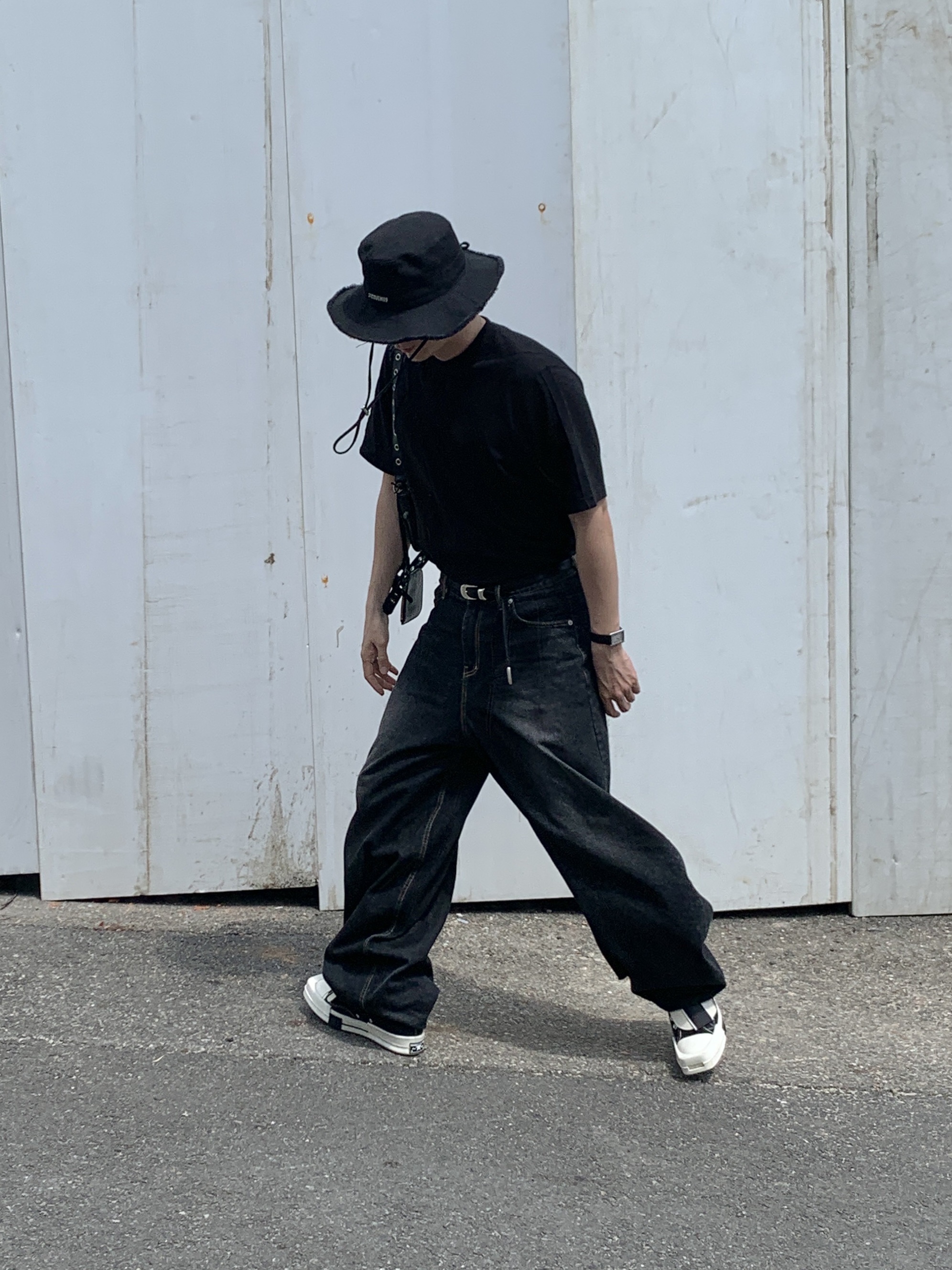 Jacquemus Le Bob Artichaut Bucket Hat Black, Our Legacy Belt 2cm Leather Black 착용 스타일 - 4