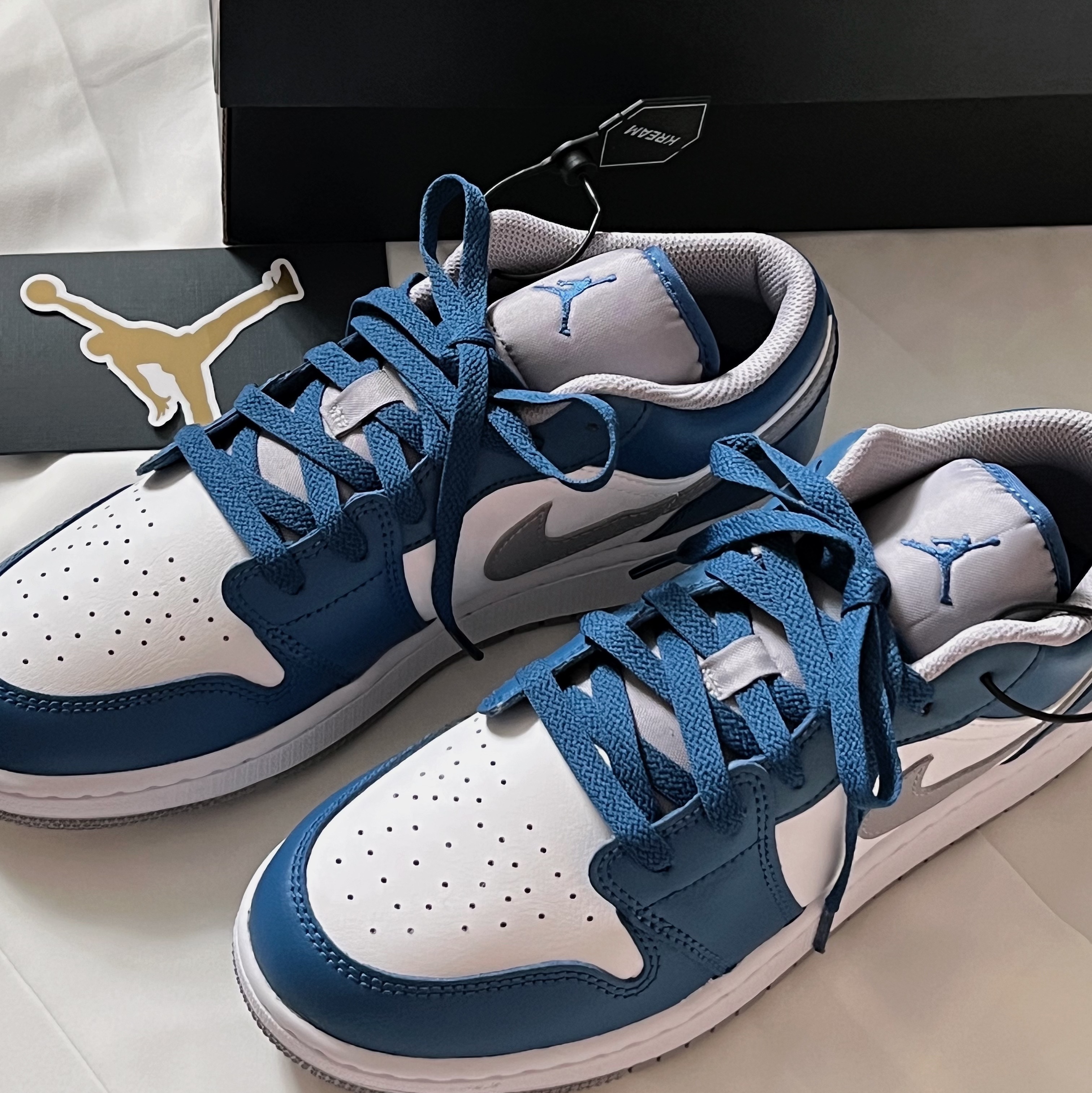 Jordan 1 Low True Blue Cement Grey 착용 스타일 - 1