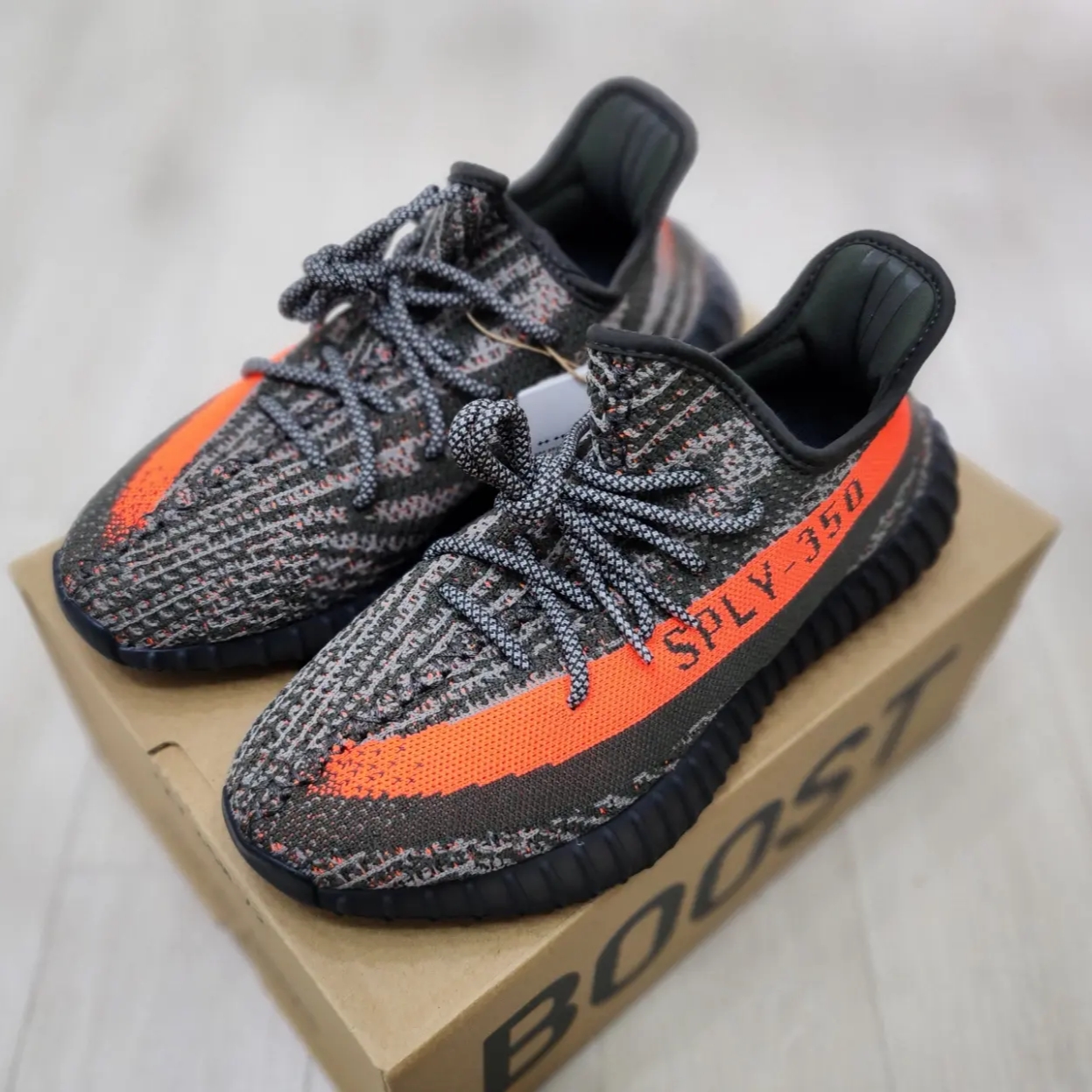 아디다스 이지 부스트 350 V2 카본 벨루가, 아디다스 이지 부스트 350 V2 예힐 - 논리플렉티브 착용 스타일 - 2