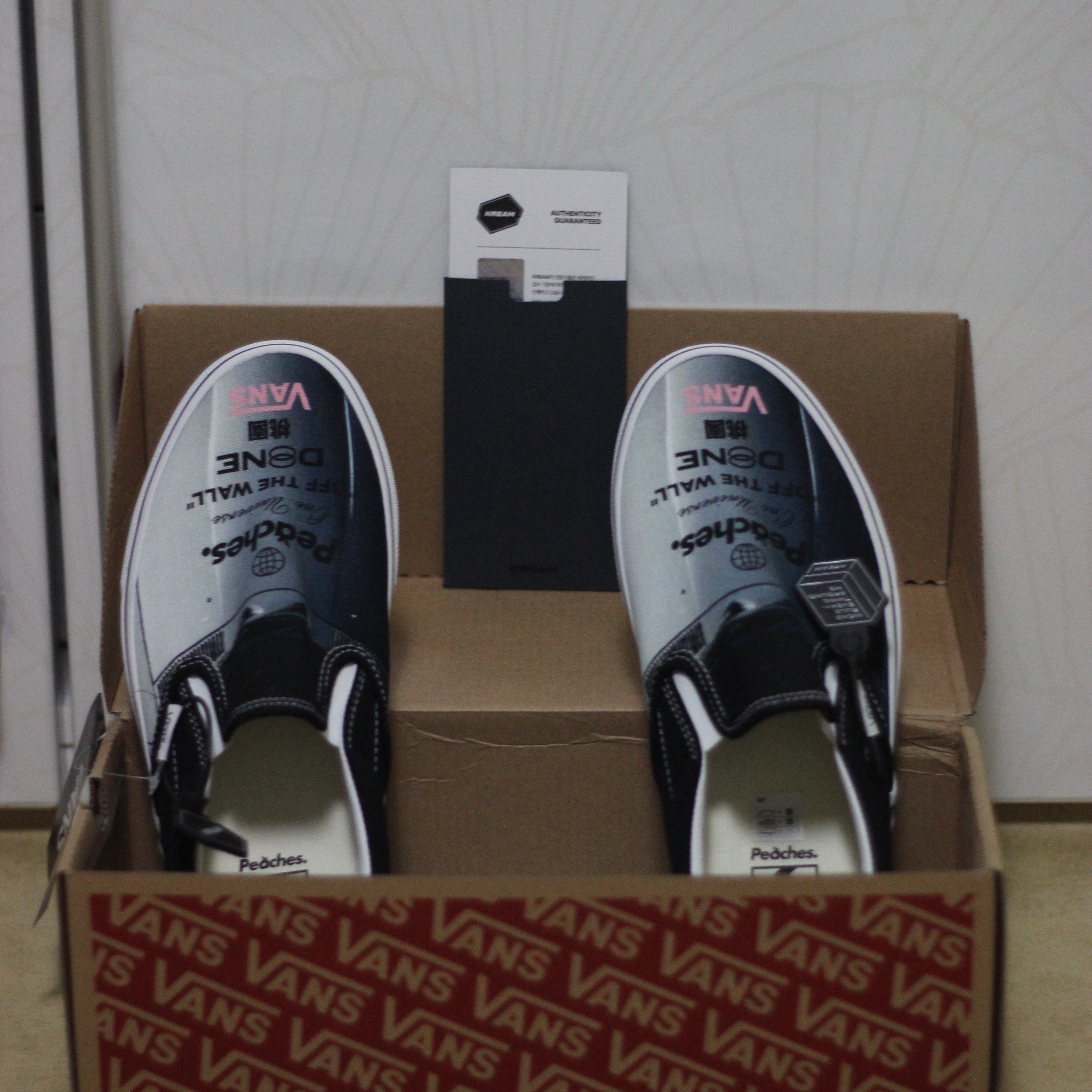 Vans x Peaches. Classic Slip-On Black True White 착용 스타일 - 1