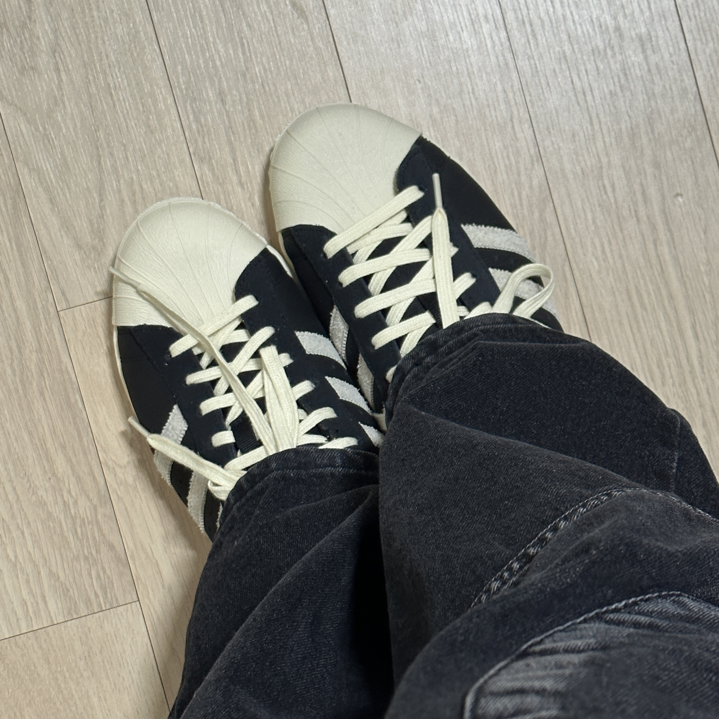 Adidas Superstar 82 Black White 착용 스타일