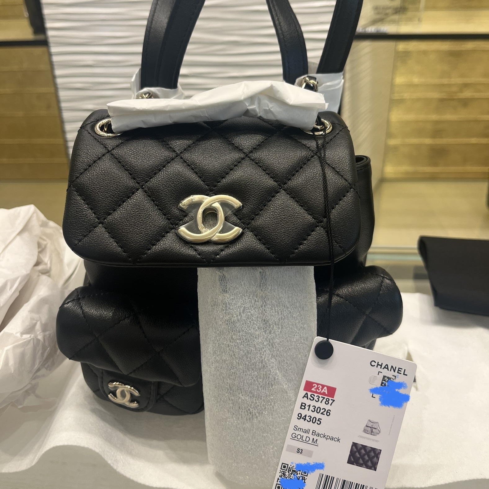Chanel Small Backpack Calfskin & Gold Black 착용 스타일