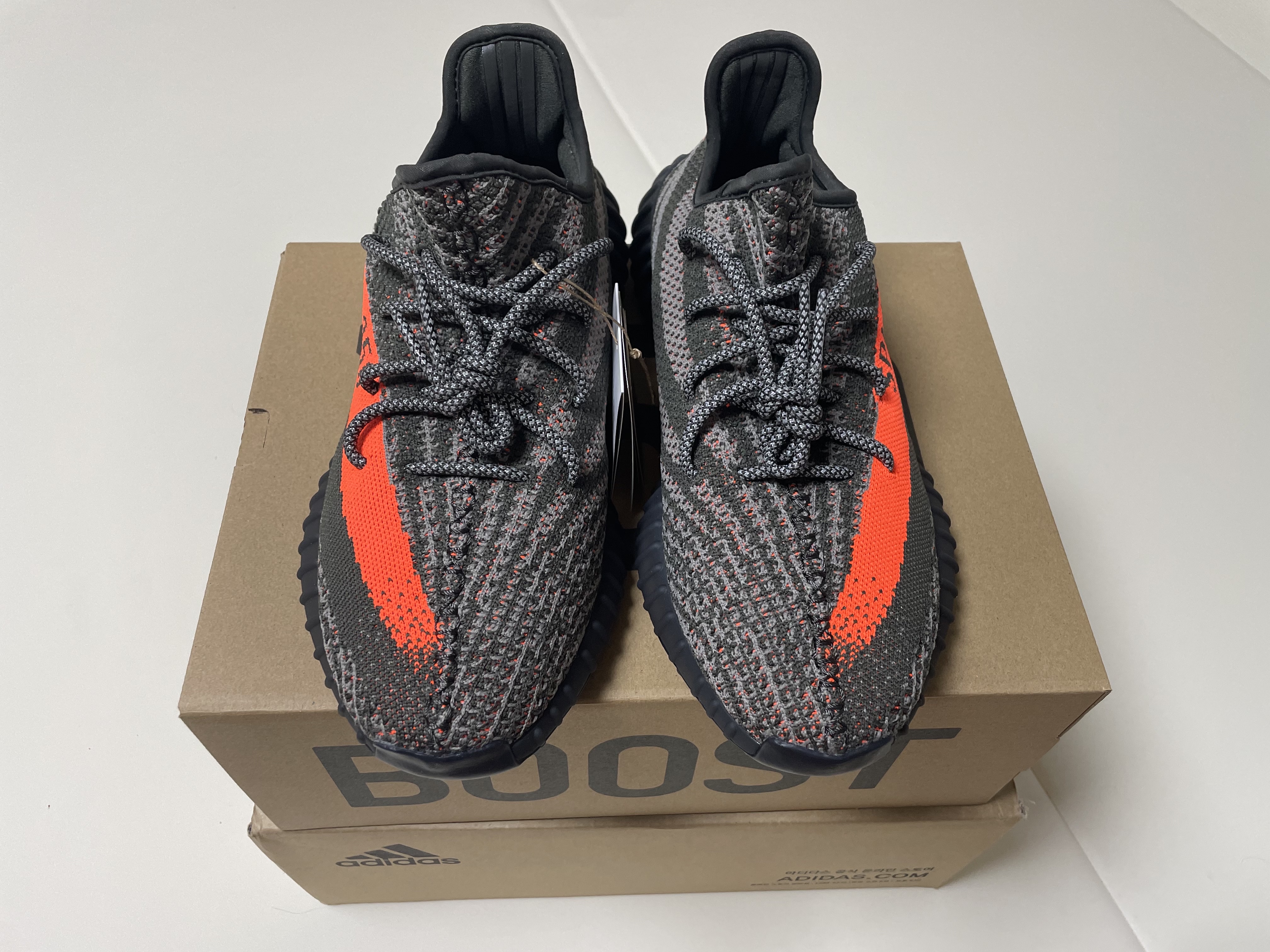 Adidas Yeezy Boost 350 V2 Carbon Beluga ์ฐฉ์ฉ ์คํ์ผ - 2