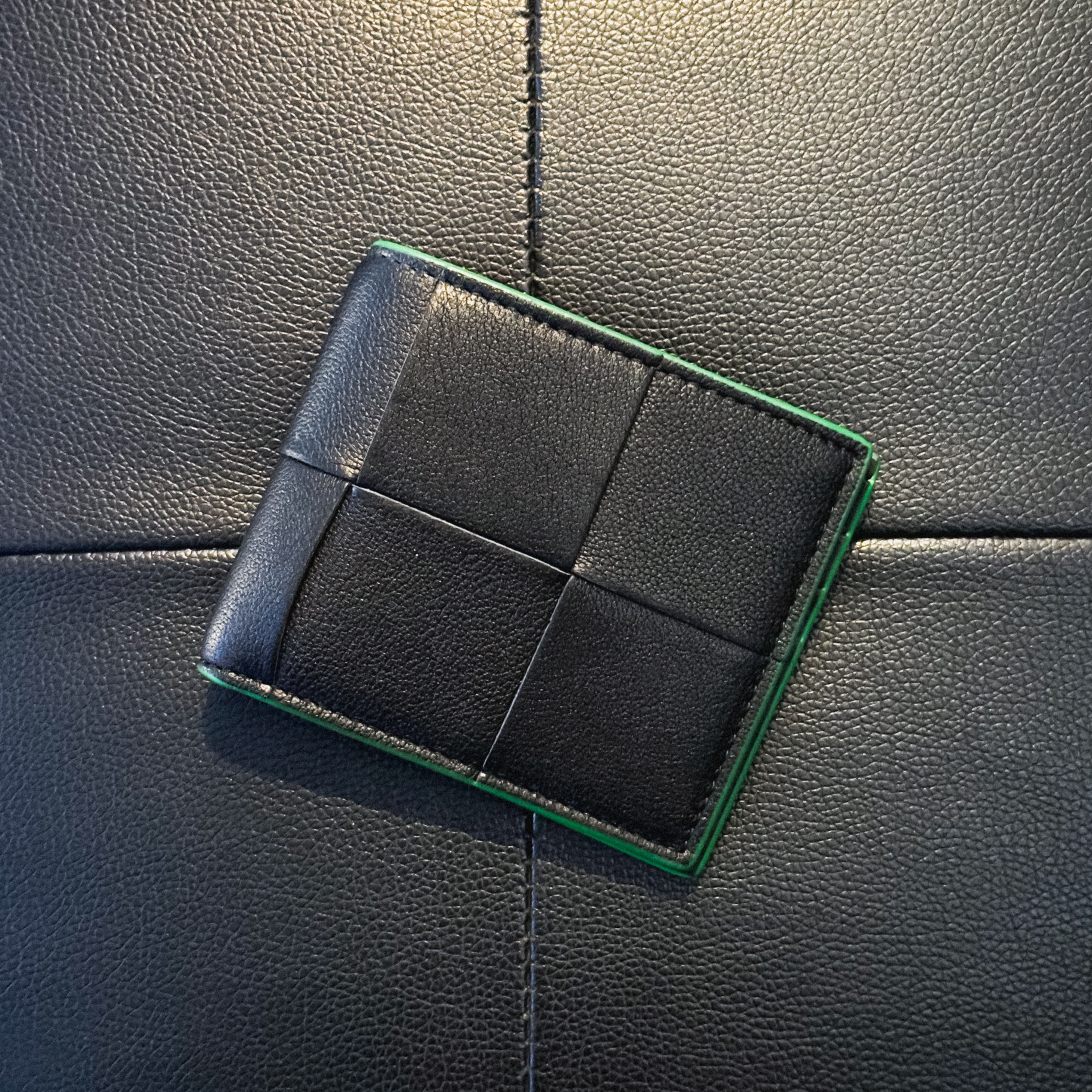 Bottega Veneta Bi-Fold Wallet Black Parakeet 착용 스타일