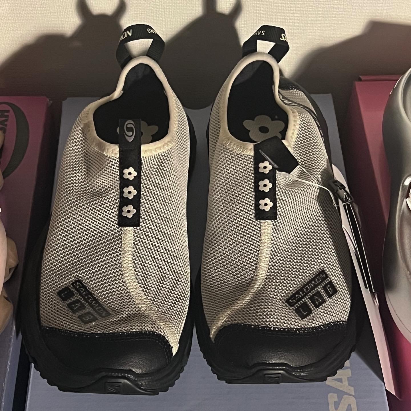 Salomon x Sandy Liang RX Moc 3.0 Black White, Taw&Toe x Low Classic Platform Flip Flop Silver μ°©μ© μ€νμΌ - 2