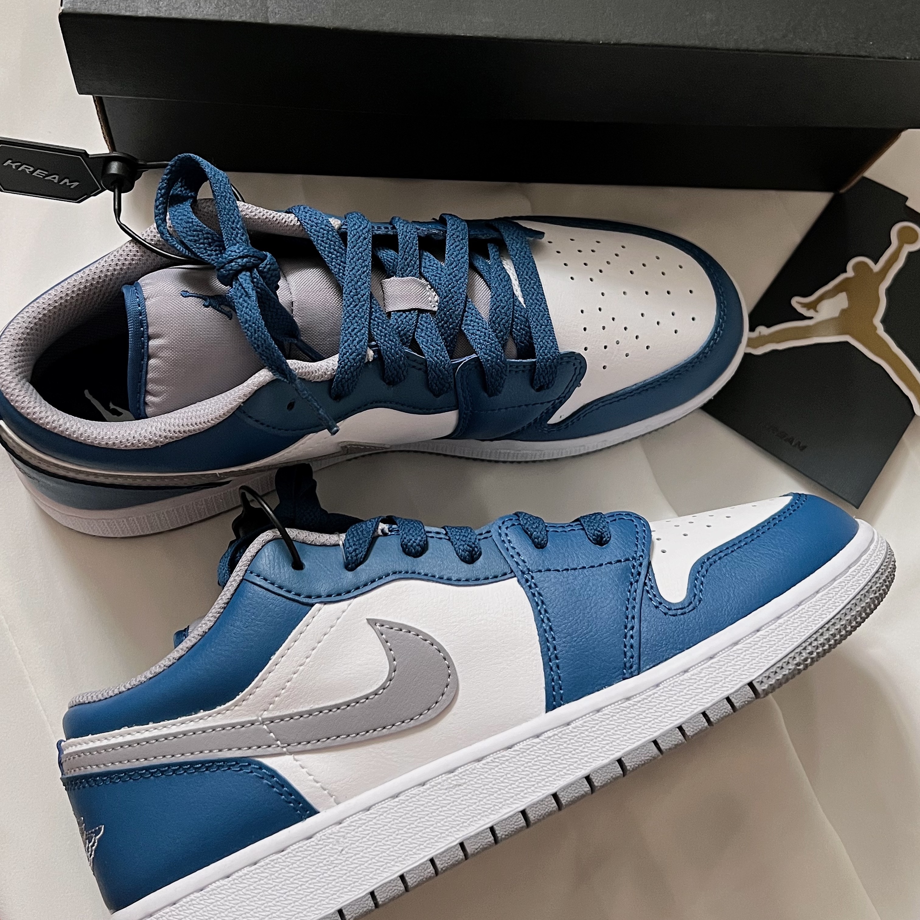 Jordan 1 Low True Blue Cement Grey 착용 스타일 - 2