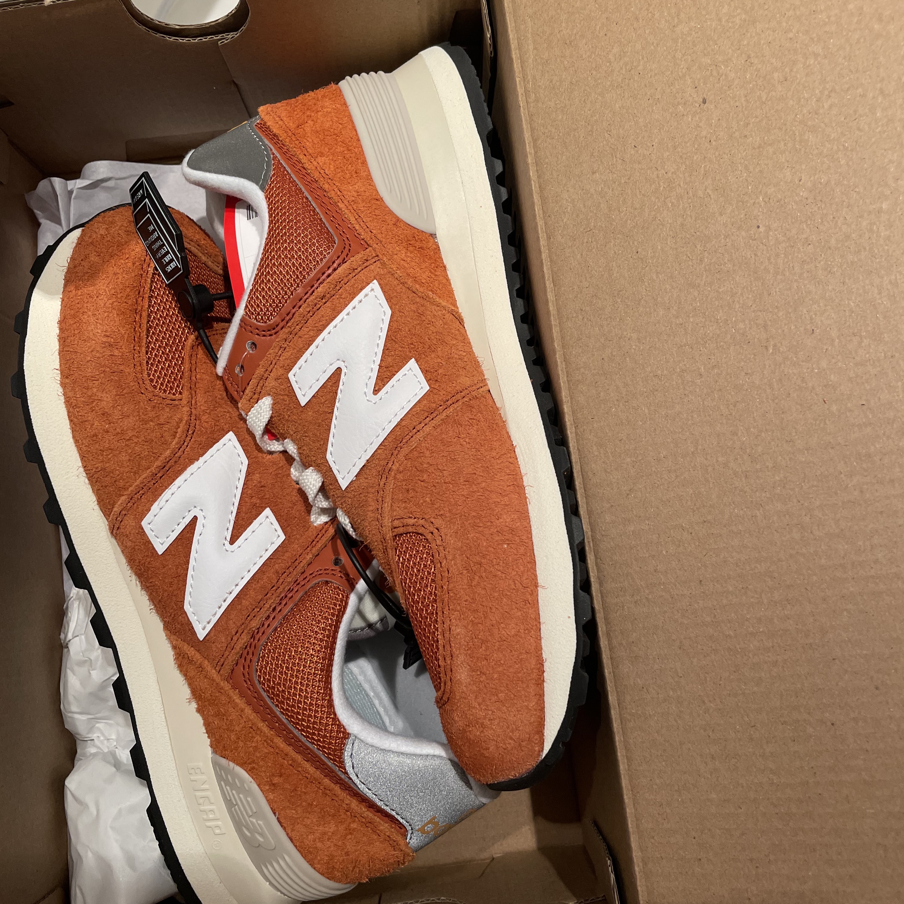 New Balance 574 Heritage Orange Burst White 착용 스타일
