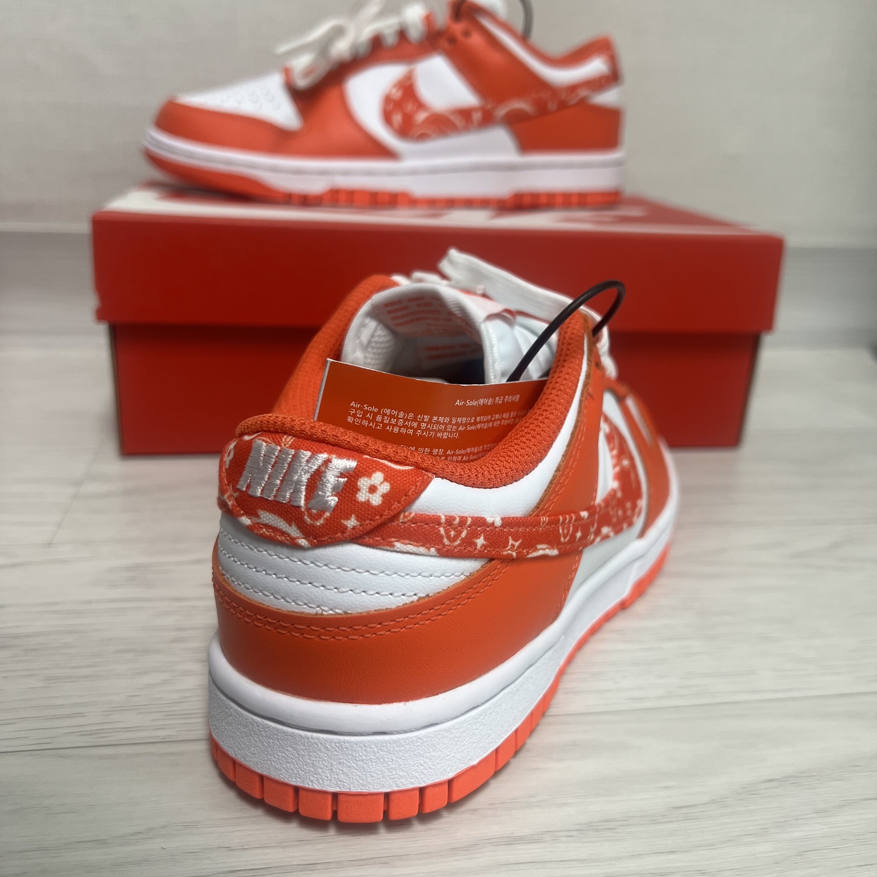 (W) Nike Dunk Low Essential Orange Paisley 착용 스타일 - 2