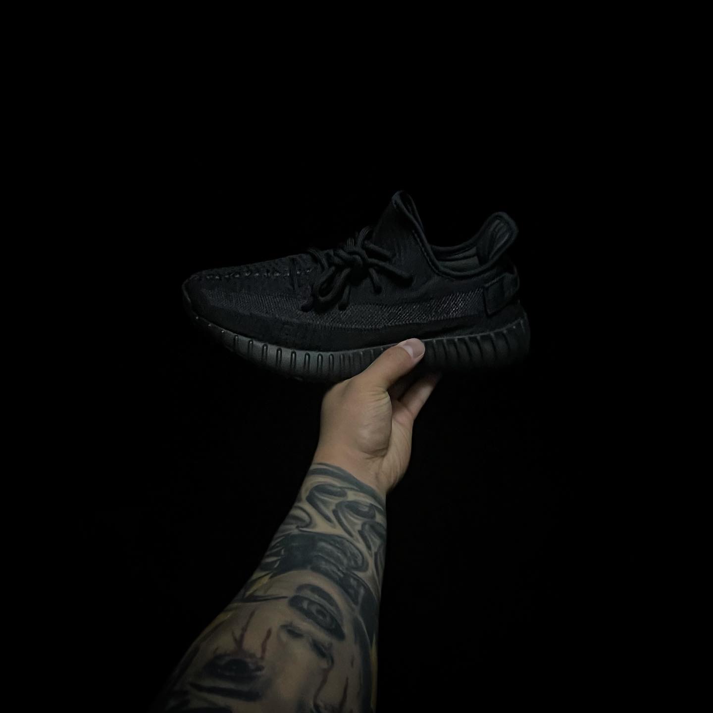Adidas Yeezy Boost 350 V2 Onyx 착용 스타일 - 1