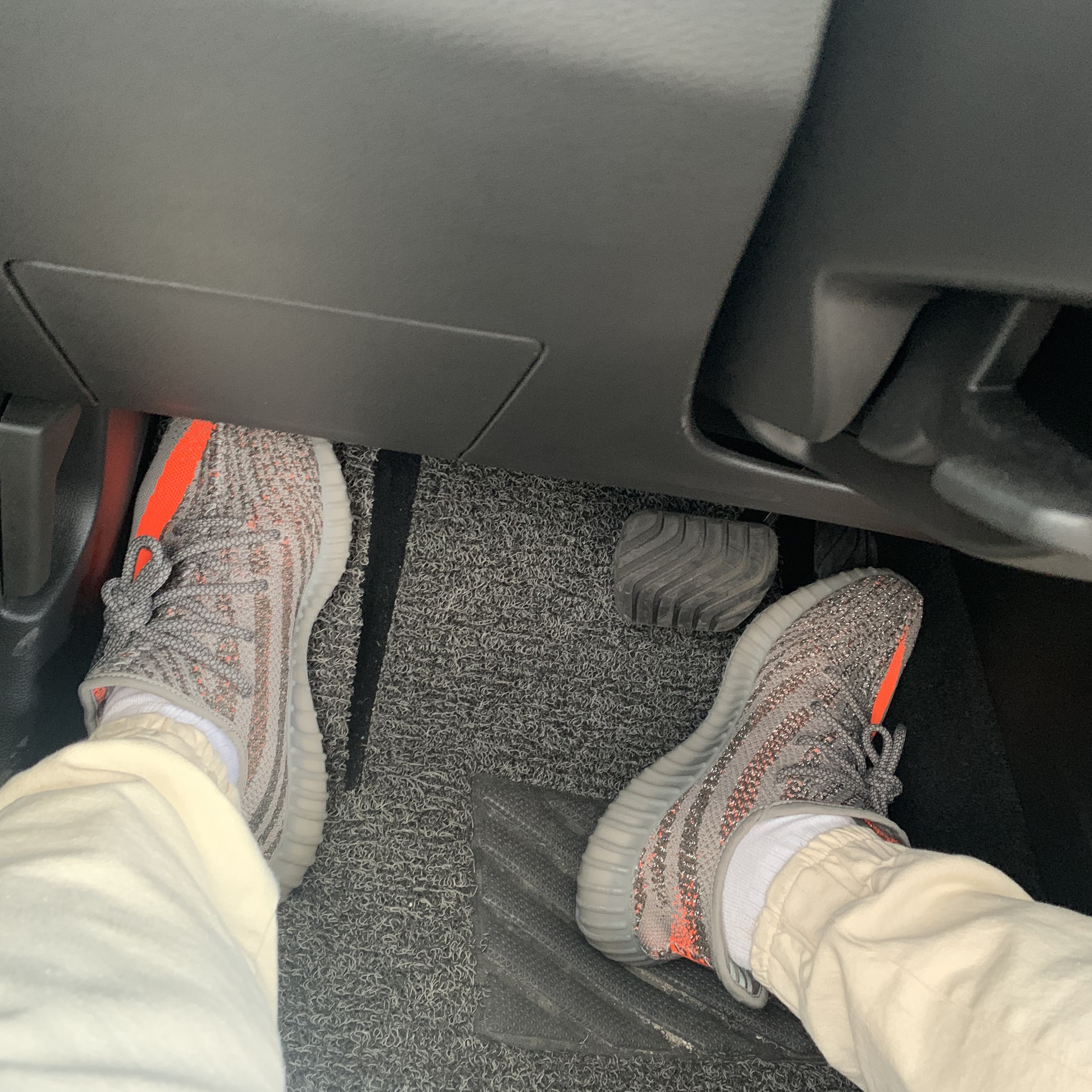Adidas Yeezy Boost 350 V2 Beluga - Reflective 착용 스타일 - 1