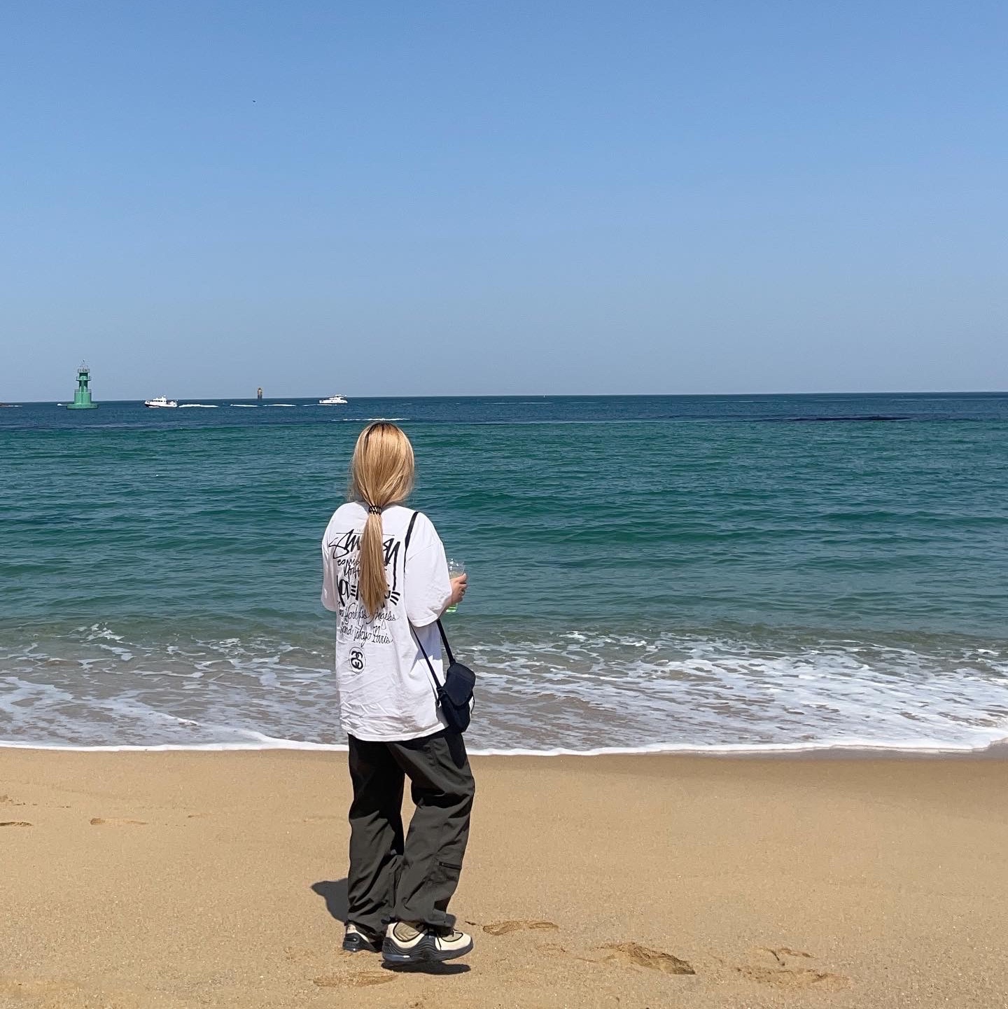 Nike x Stussy Air Penny II Rattan and Limestone, Stussy Modern Age T-Shirt White 착용 스타일 - 2
