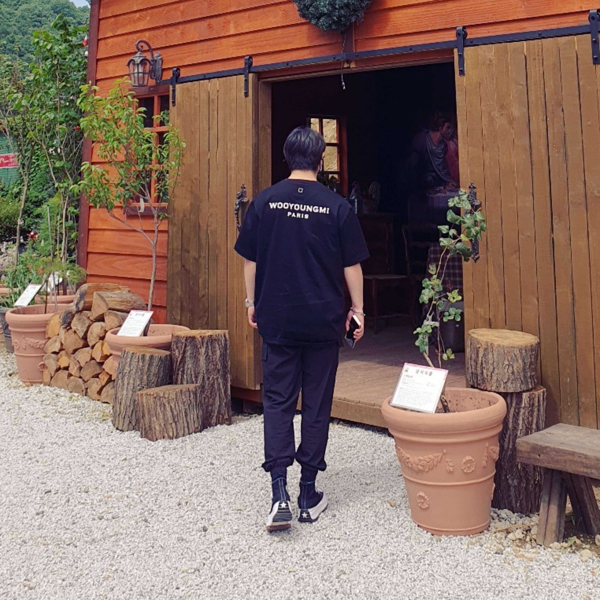 Wooyoungmi White Back Logo T-Shirt Black - 22FW, Converse Run Star Hike Hi Black White Gum 착용 스타일