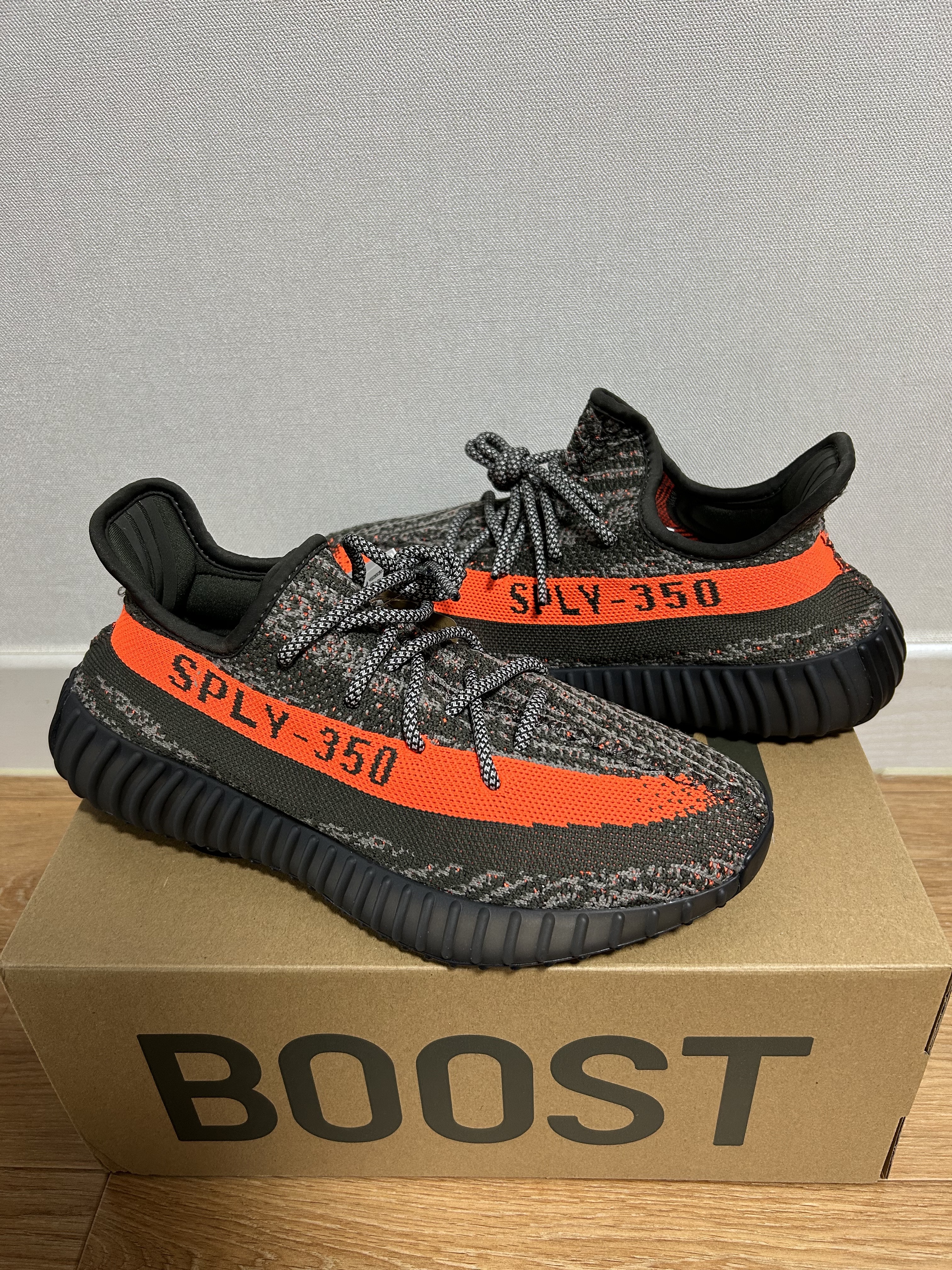 Adidas Yeezy Boost 350 V2 Carbon Beluga 착용 스타일 - 2
