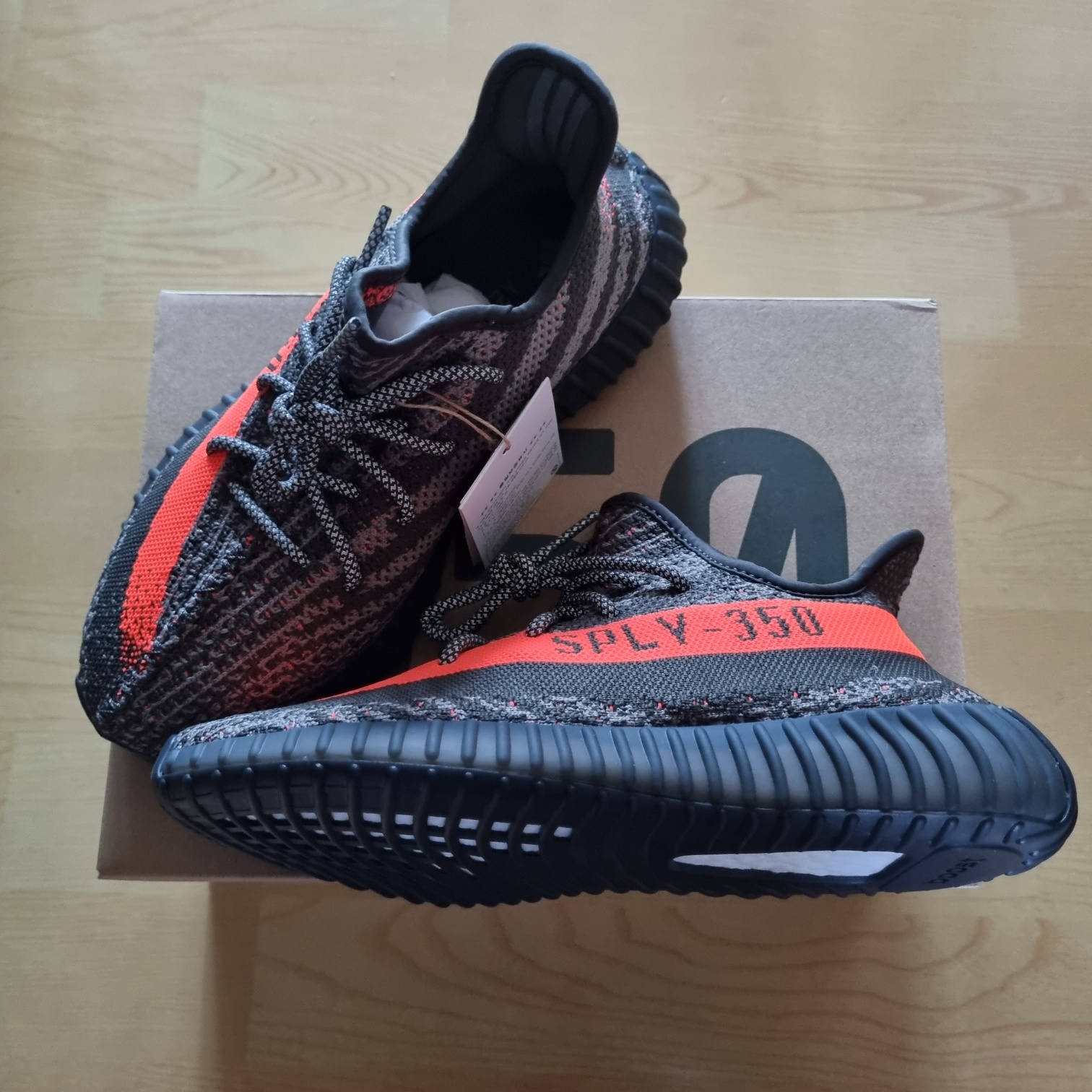 Adidas Yeezy Boost 350 V2 Carbon Beluga 착용 스타일 - 2