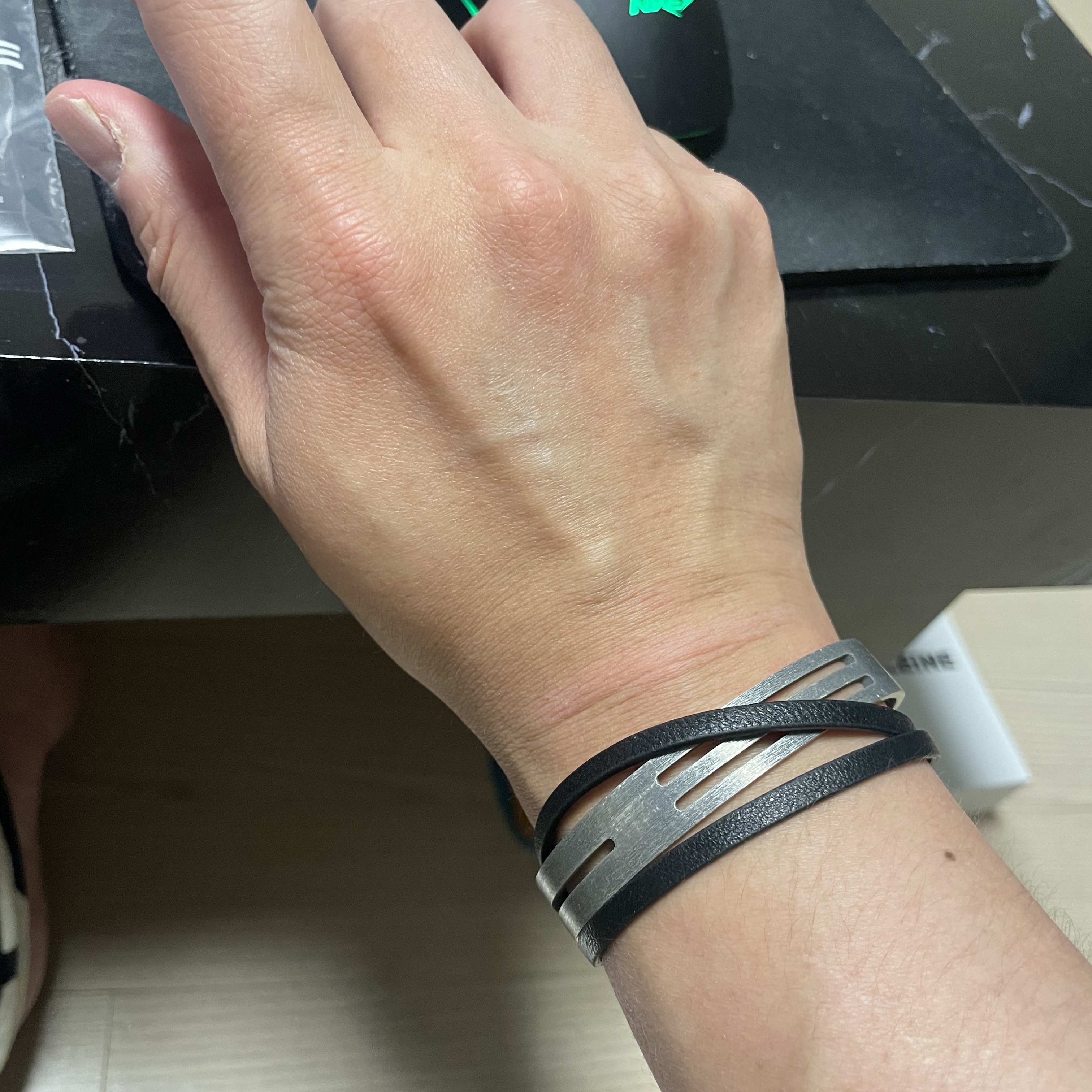 Haleine Leather Metal Mix Bracelet Black 착용 스타일