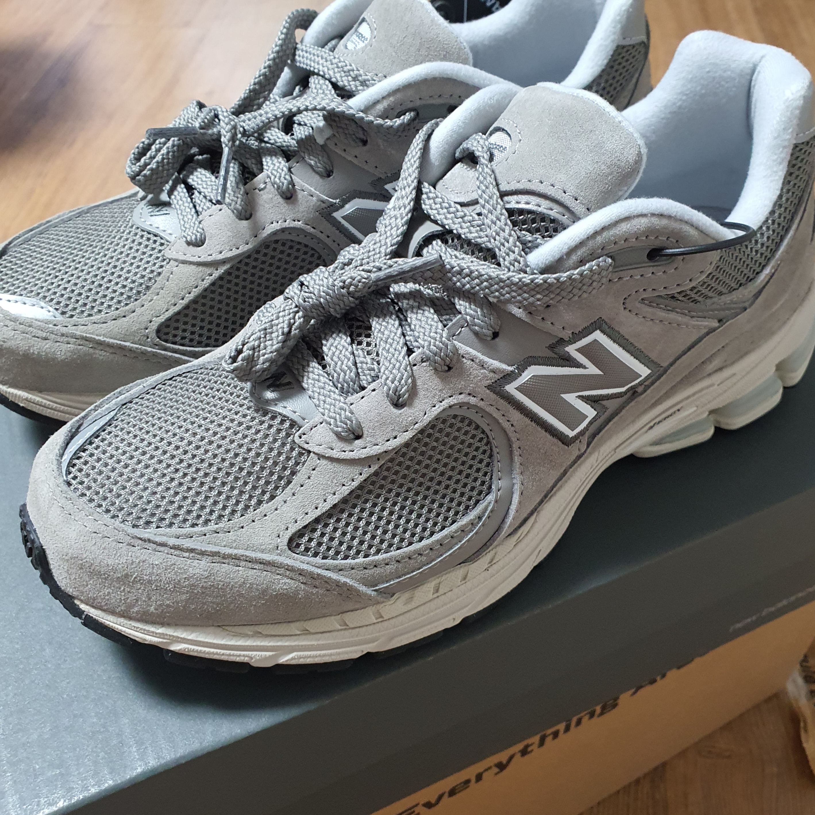New Balance 2002R Grey 착용 스타일