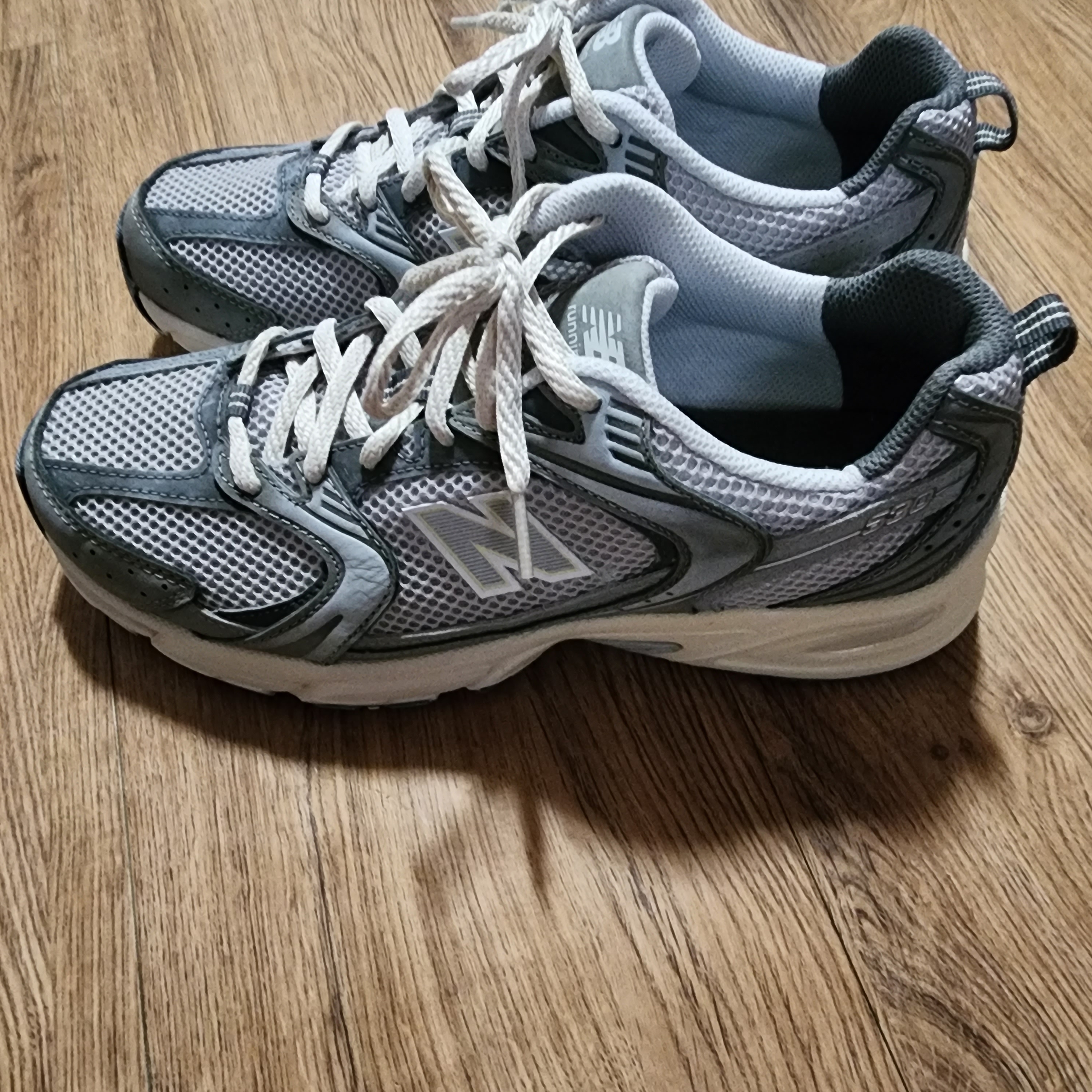 New Balance 530 Premium Vintage Grey Matter 착용 스타일 - 2