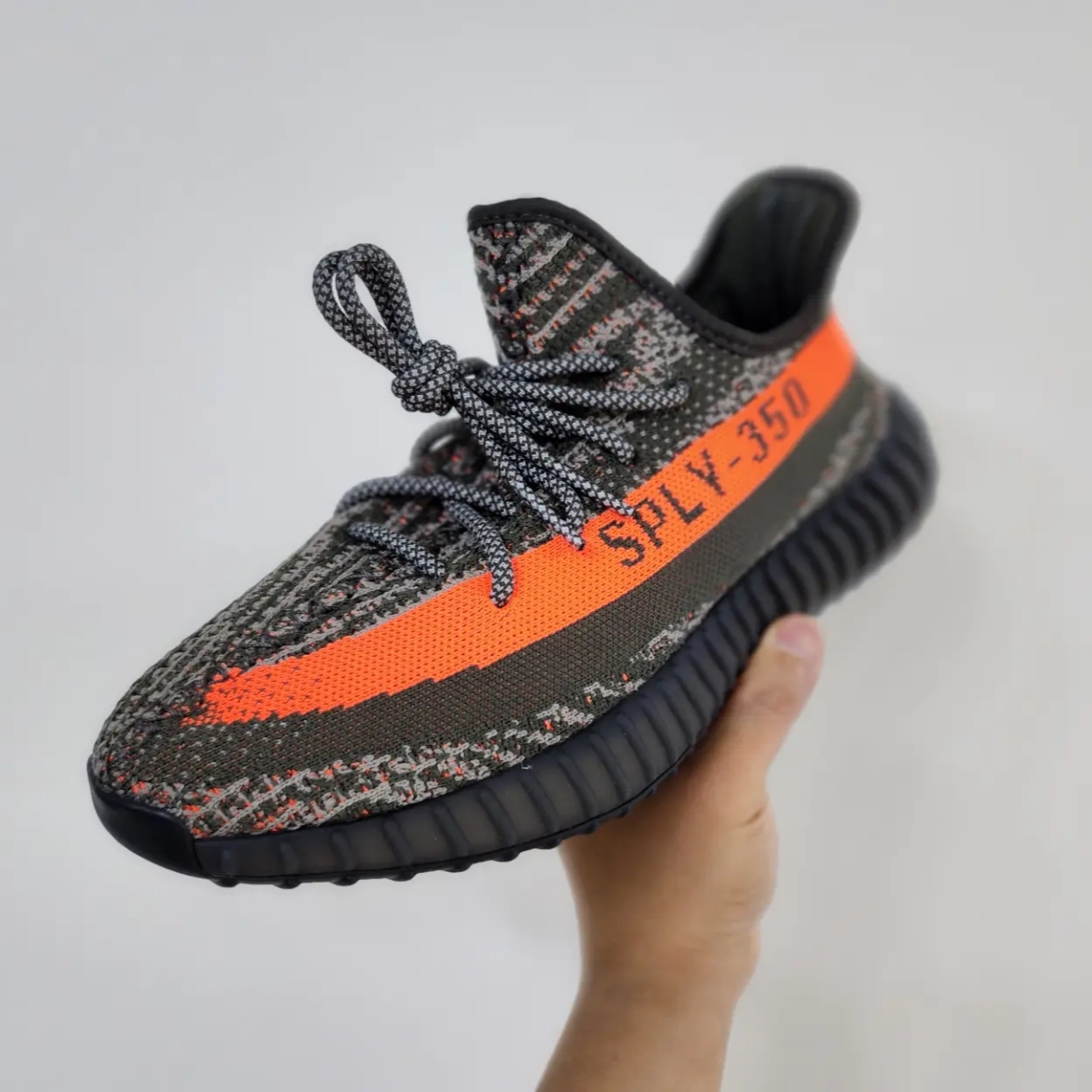 아디다스 이지 부스트 350 V2 카본 벨루가, 아디다스 이지 부스트 350 V2 예힐 - 논리플렉티브 착용 스타일 - 1
