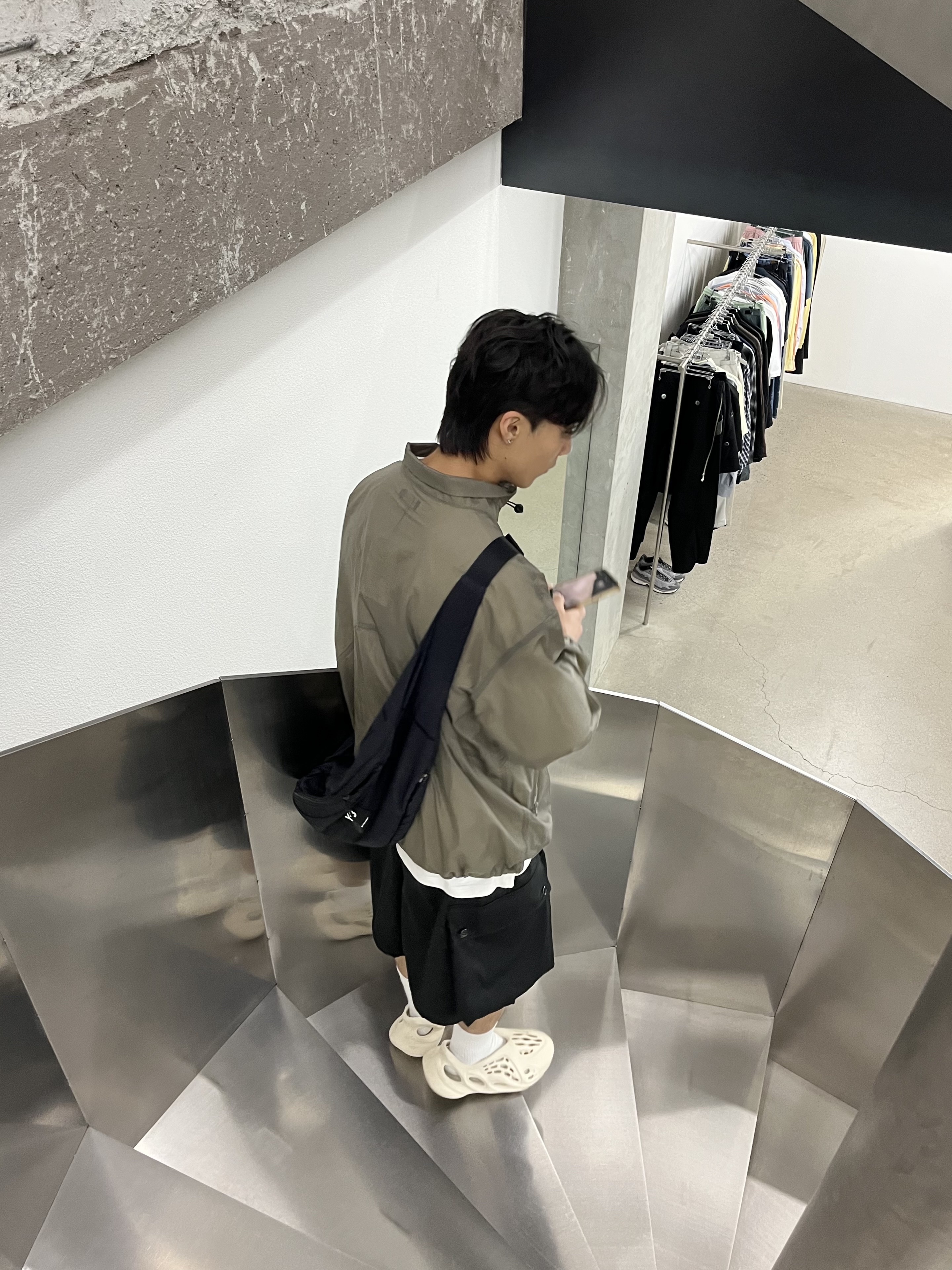 아트오브필드 패커블 링클 하프 집업 브라운, 아디다스 이지 폼 러너 샌드 착용 스타일 - 2