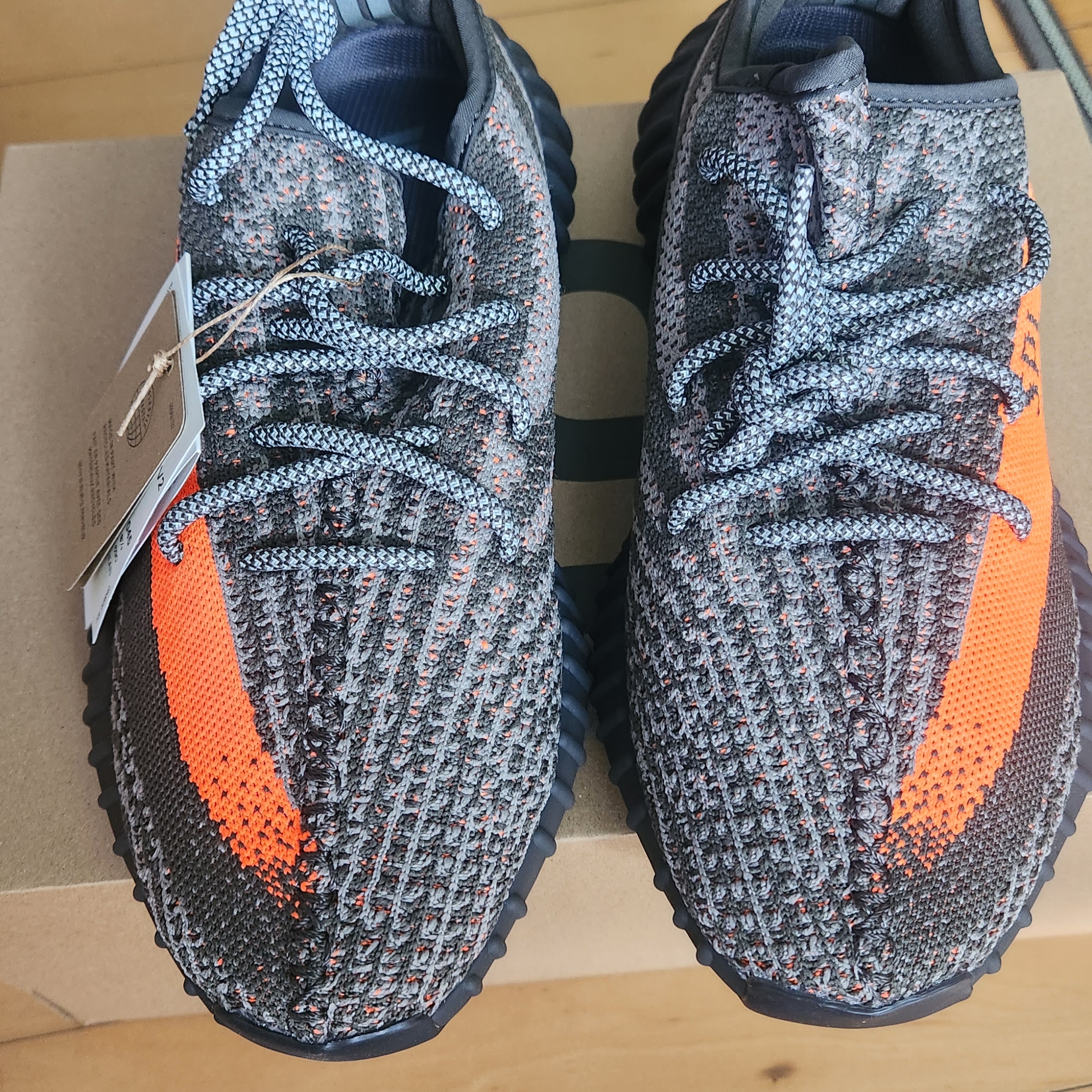 Adidas Yeezy Boost 350 V2 Carbon Beluga 착용 스타일 - 3