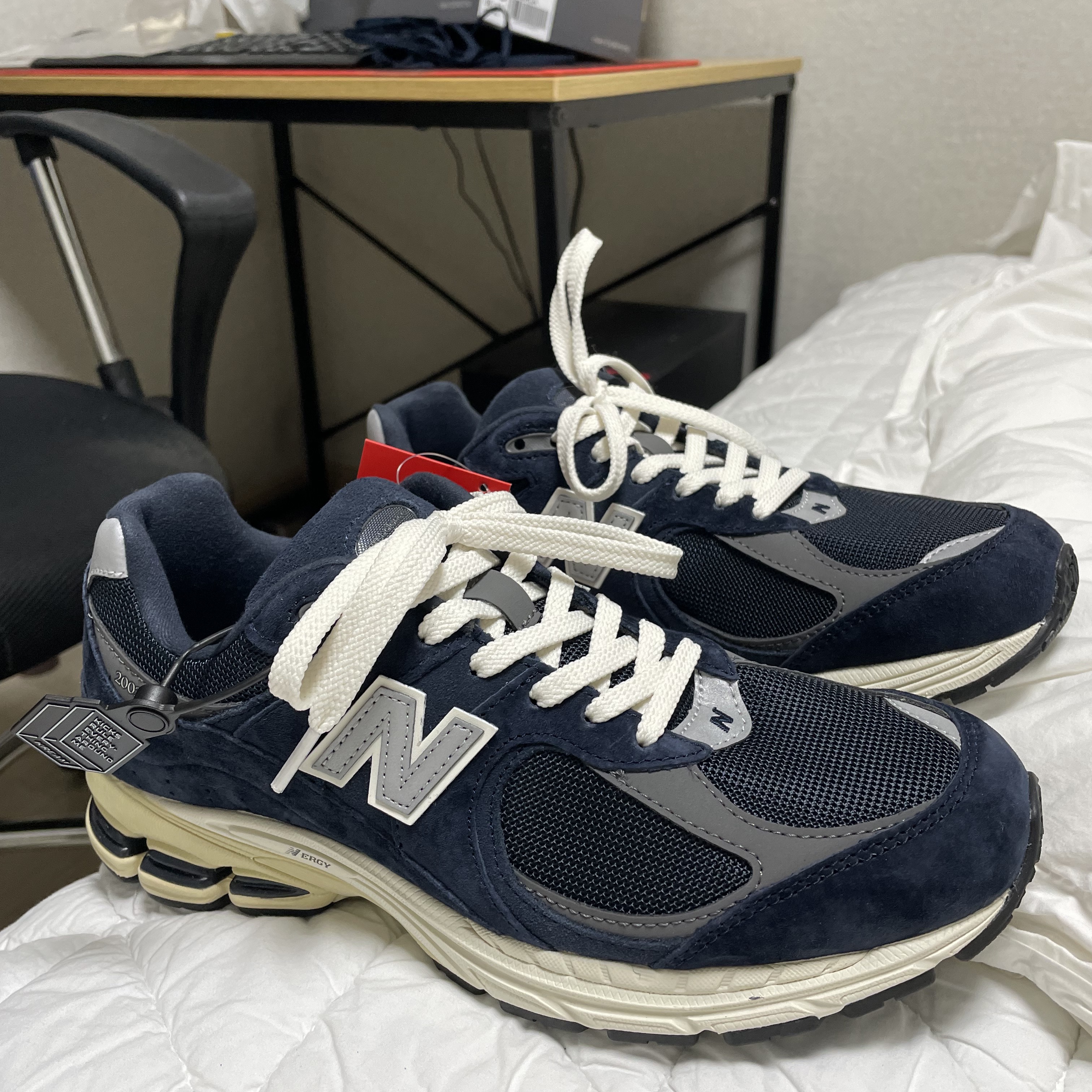 New Balance 2002R Eclipse Castlerock 착용 스타일 - 2