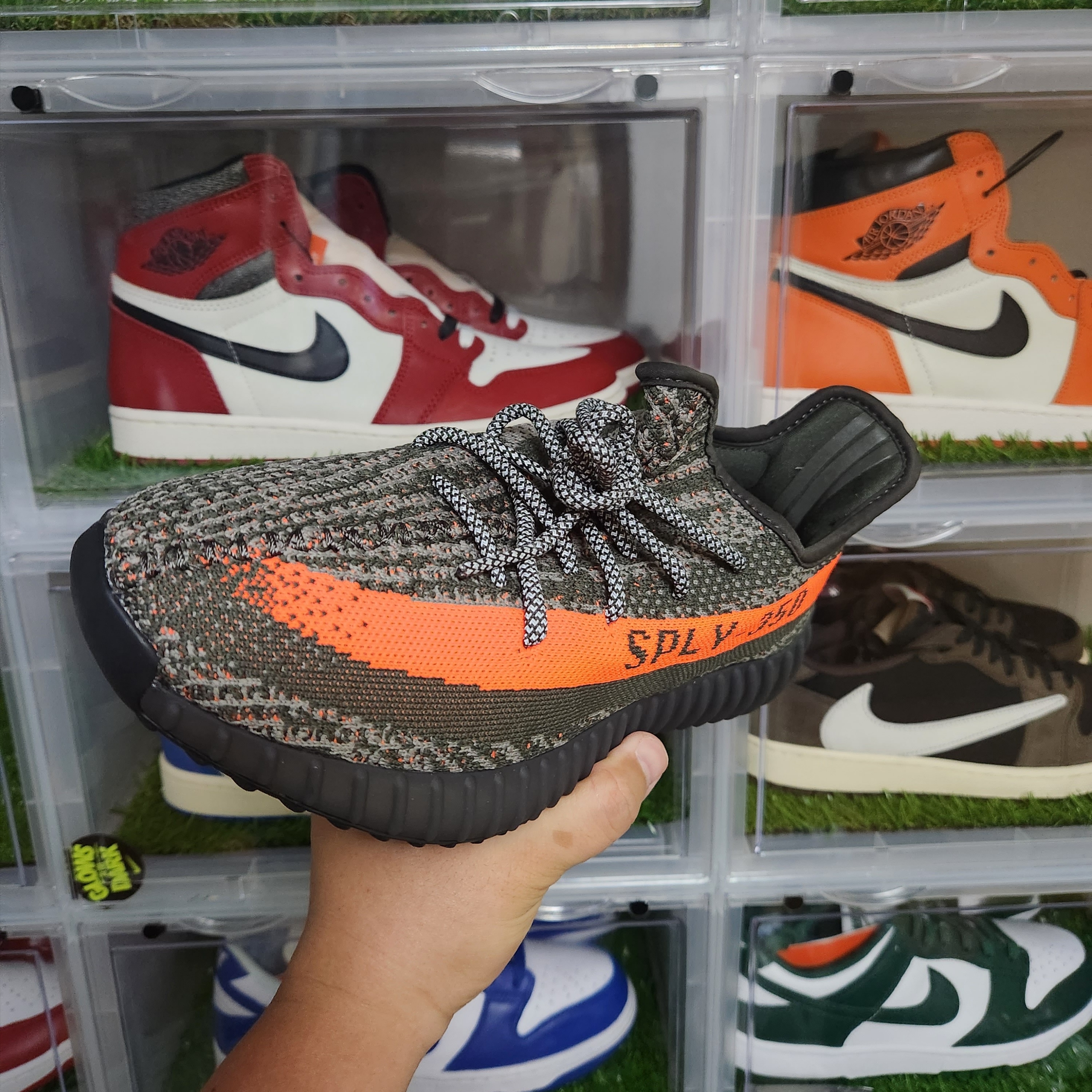 Adidas Yeezy Boost 350 V2 Carbon Beluga 착용 스타일 - 2
