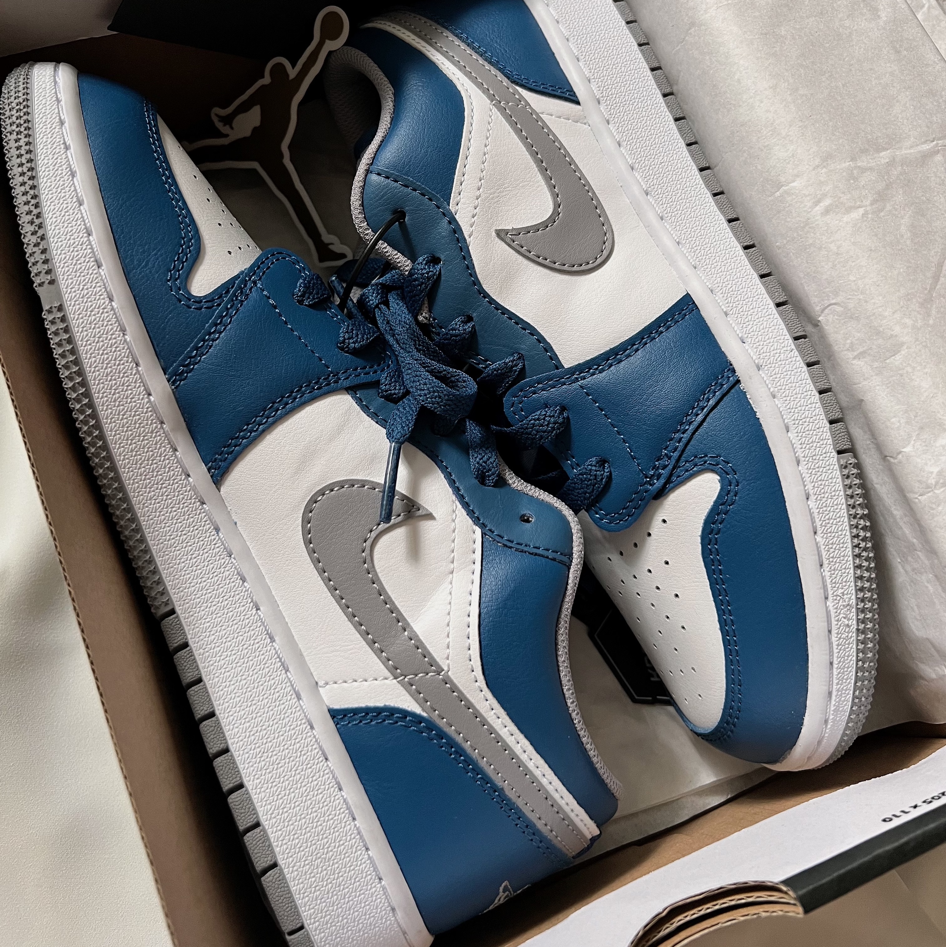 Jordan 1 Low True Blue Cement Grey 착용 스타일 - 3