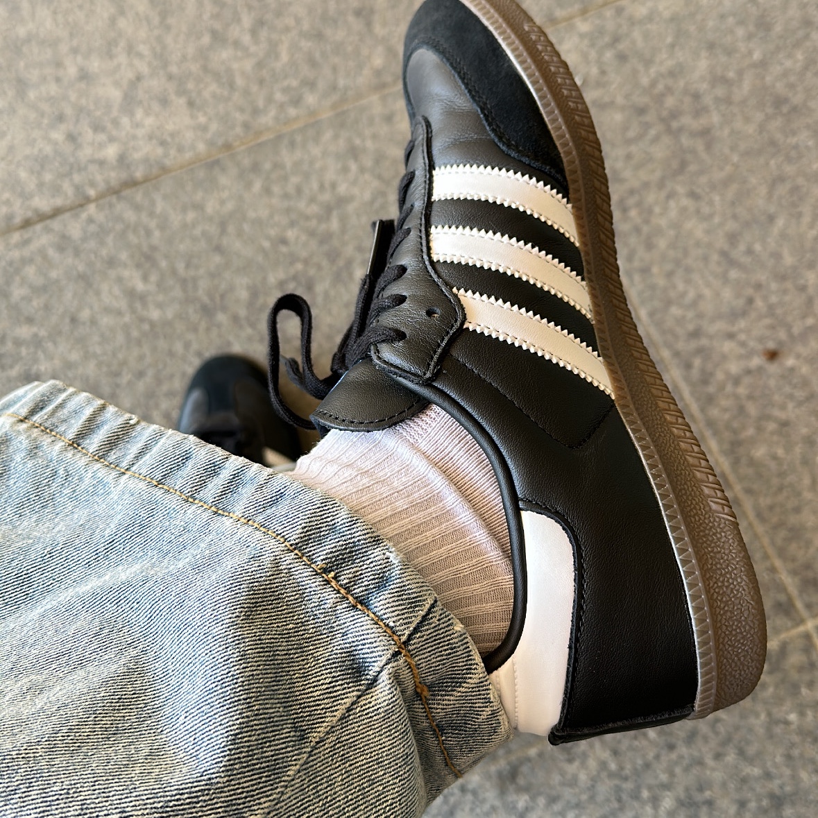 Adidas Samba OG Black White Gum 착용 스타일 - 1