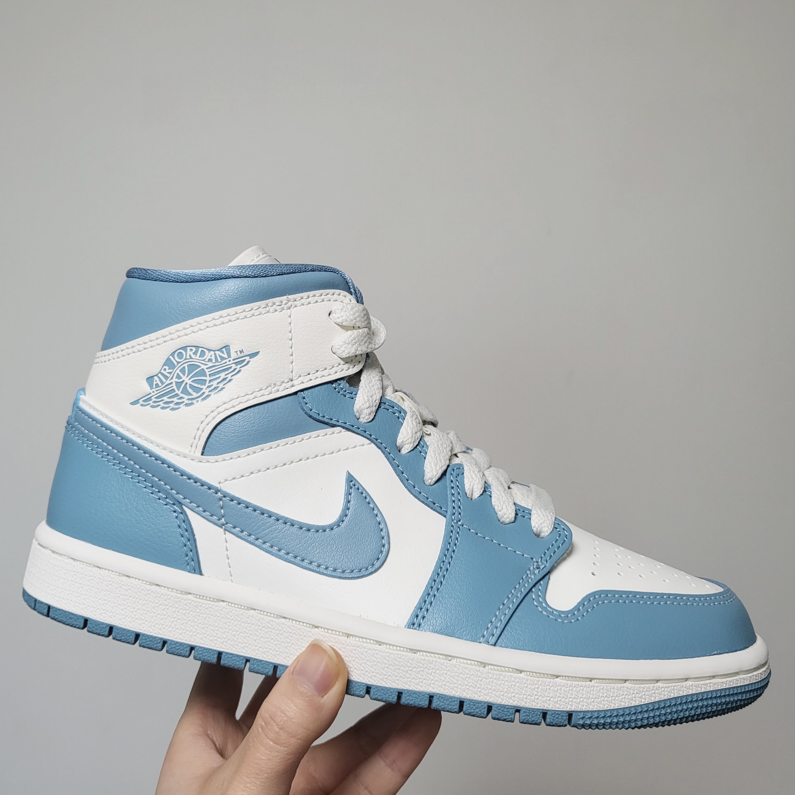 (W) Jordan 1 Mid Sail and Worn Blue 착용 스타일