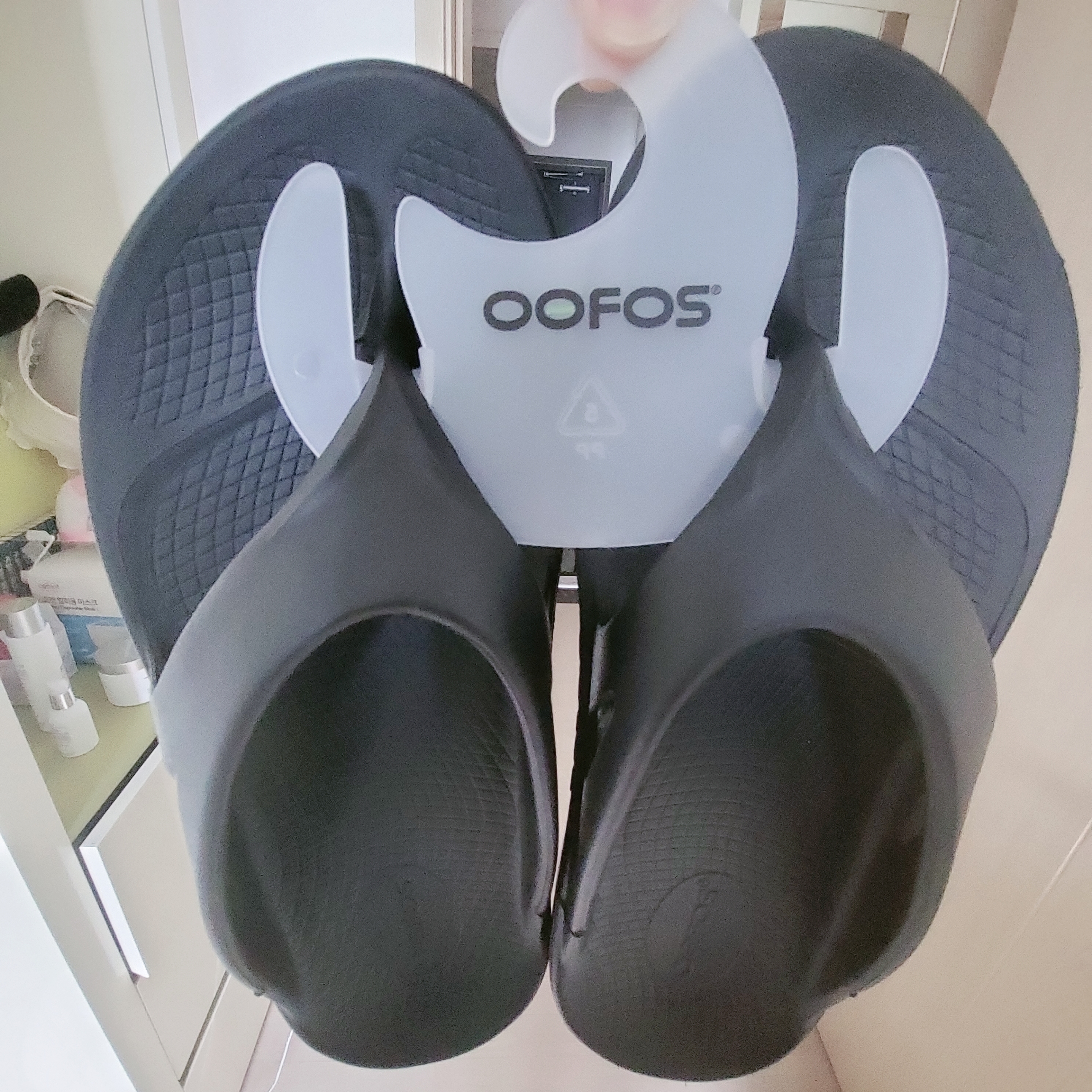 Oofos OOriginal Black 착용 스타일 - 1
