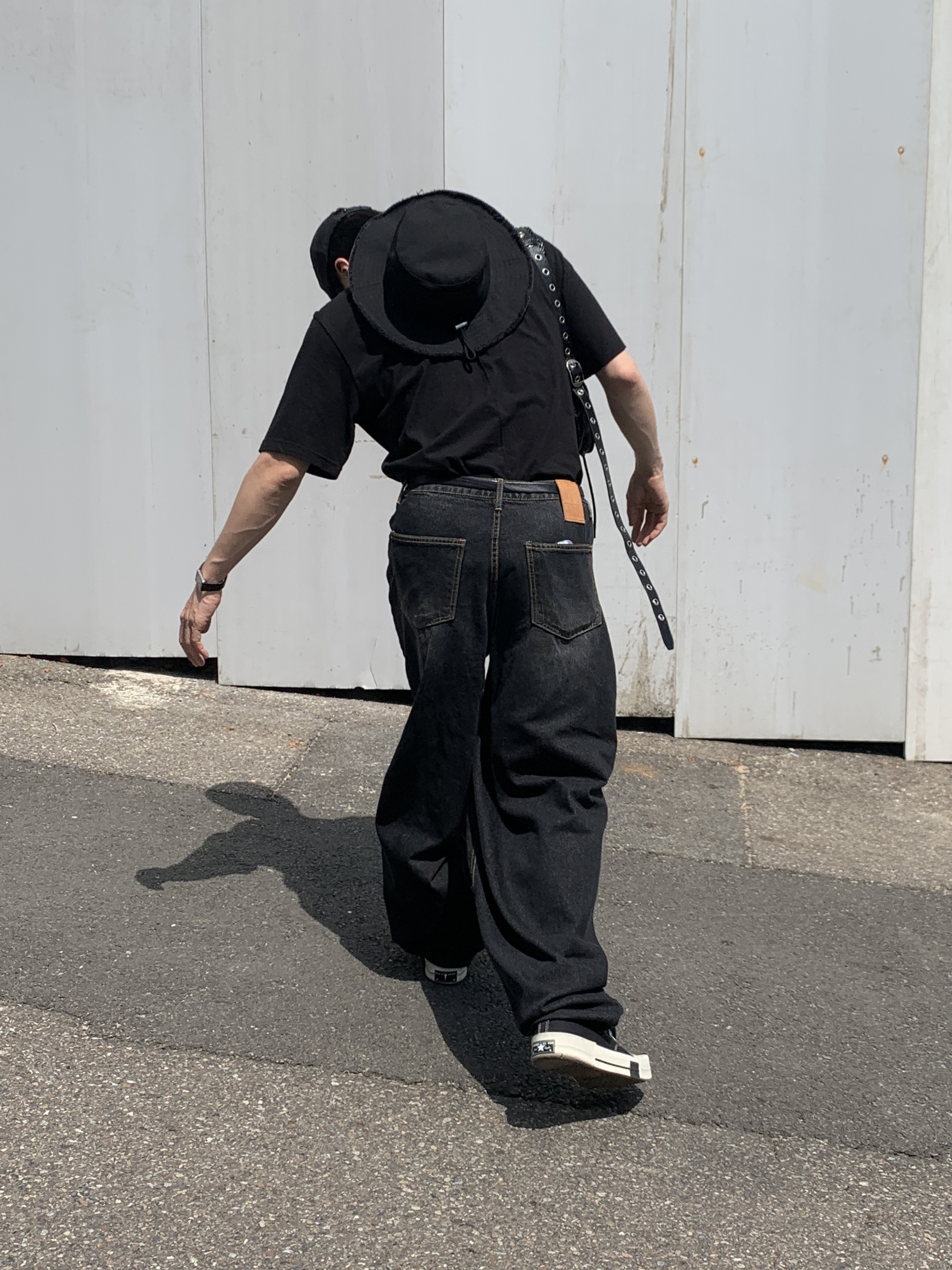 Jacquemus Le Bob Artichaut Bucket Hat Black, Our Legacy Belt 2cm Leather Black 착용 스타일 - 3