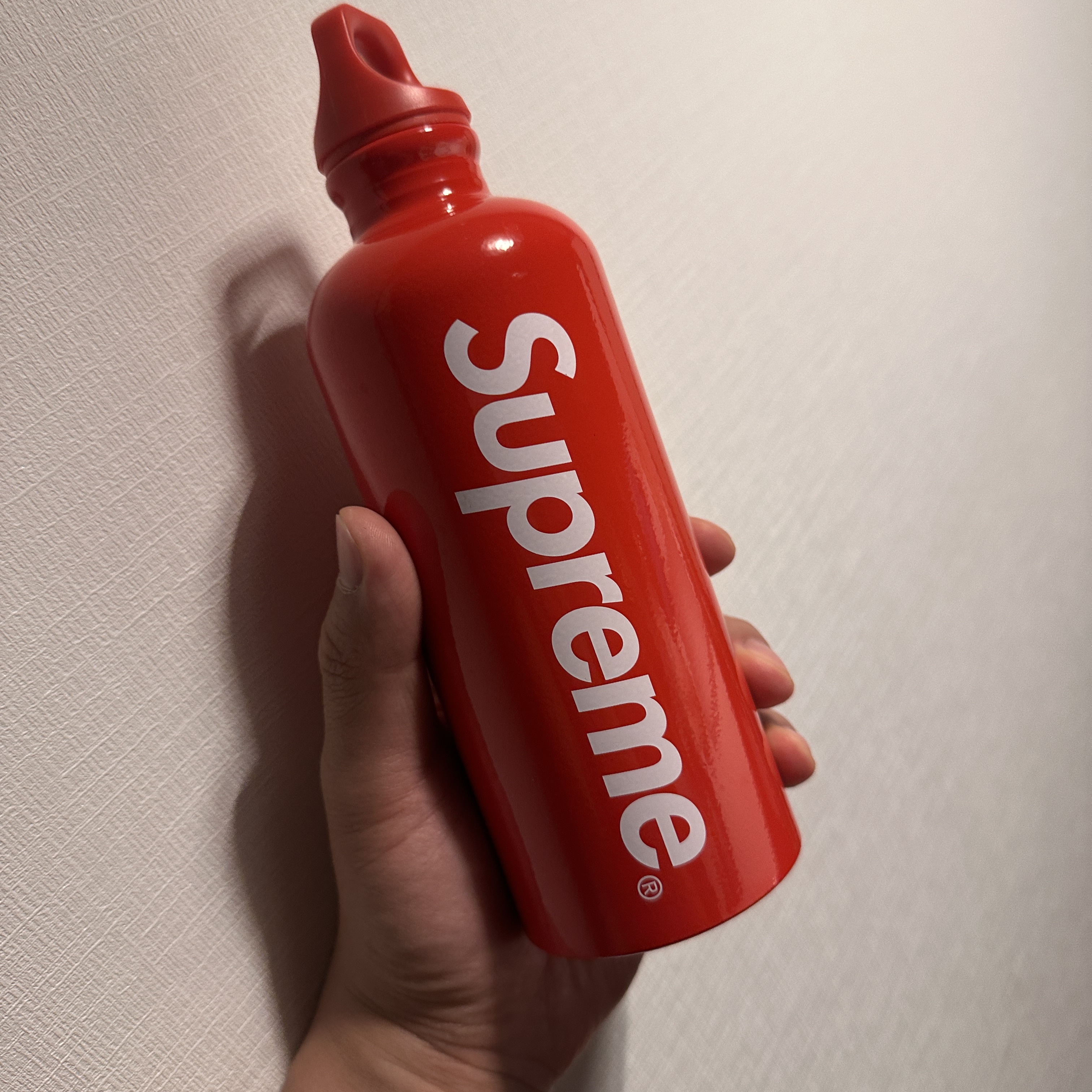 Supreme x Sigg Traveller 0.6L Water Bottle Red - 23SS 착용 스타일
