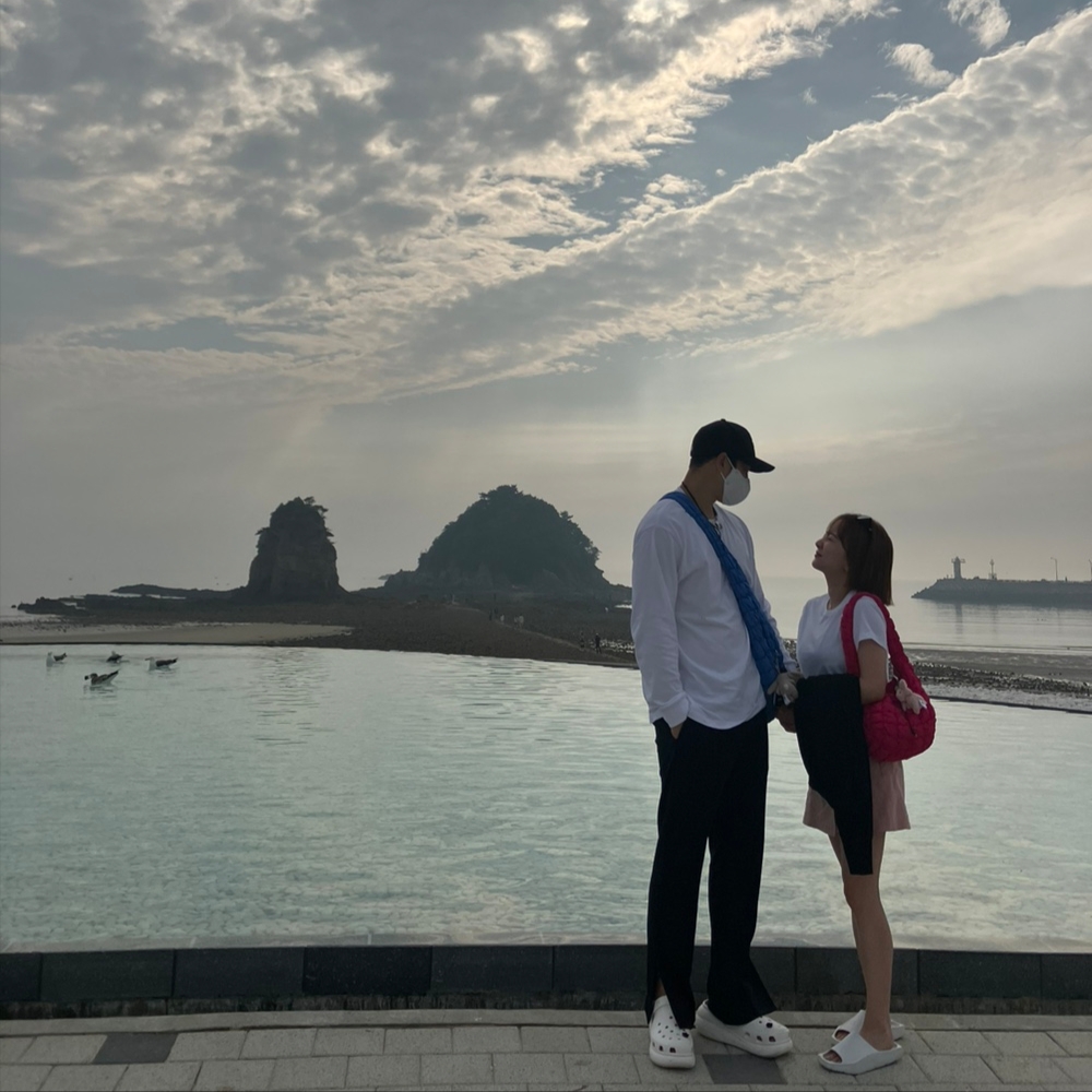 (W) Jordan Hex Slide Off White, Crocs Classic Crush Clog White 착용 스타일