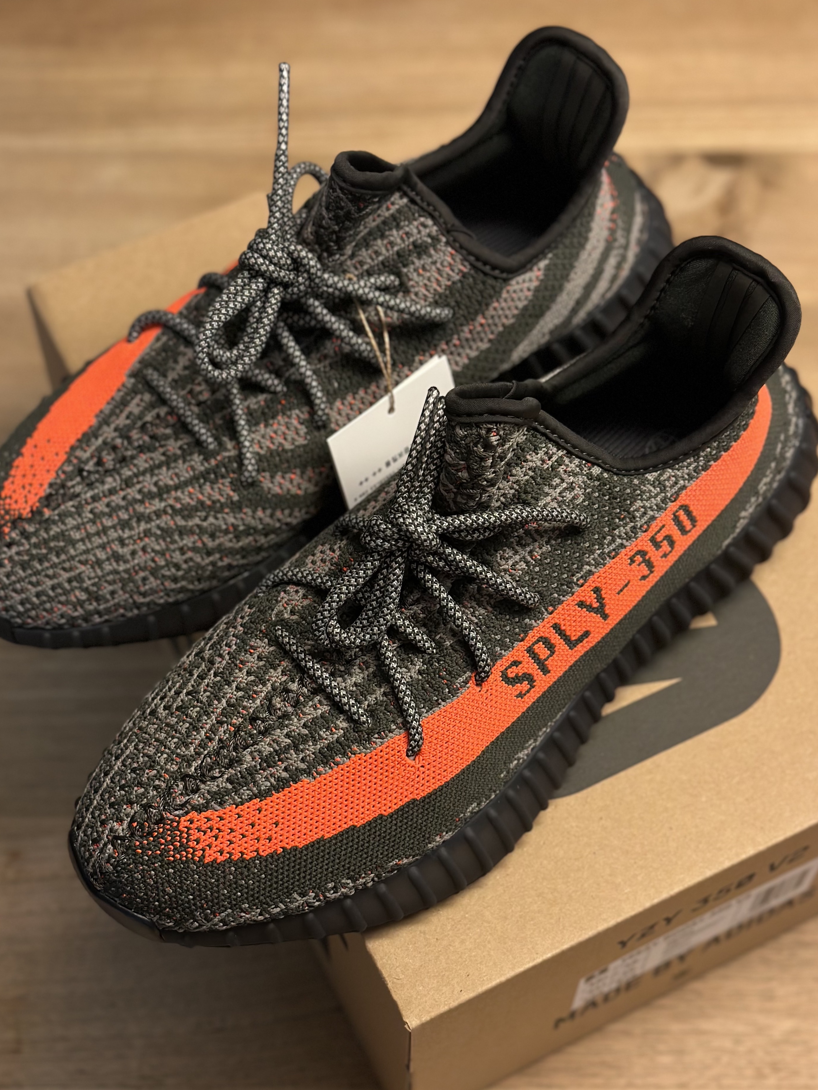 Adidas Yeezy Boost 350 V2 Carbon Beluga 착용 스타일