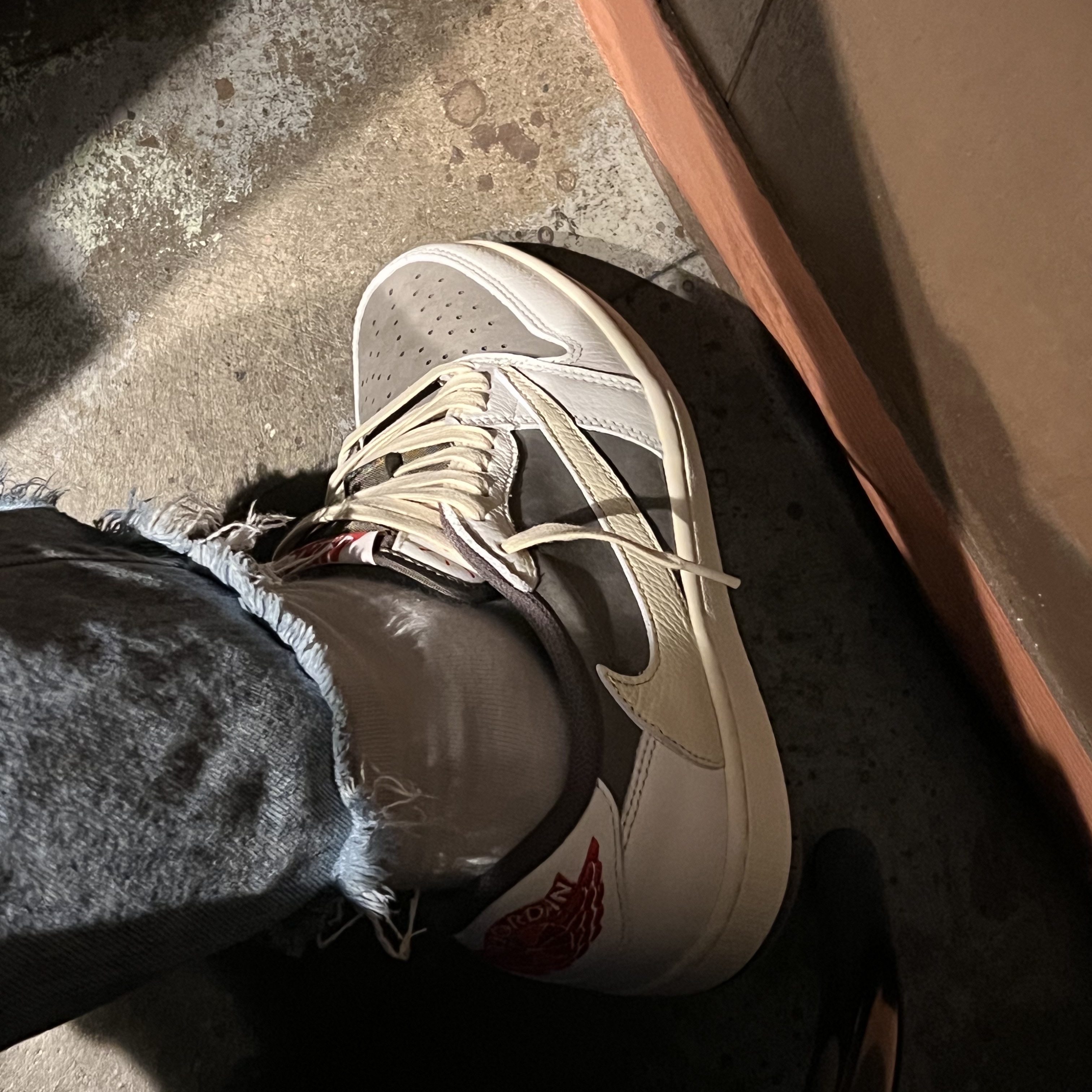 Jordan 1 x Travis Scott Retro Low OG SP Sail and Ridgerock 착용 스타일