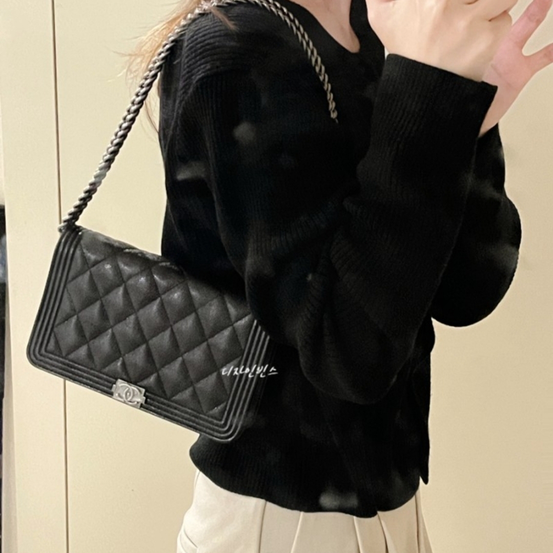 Chanel Boy Chanel Wallet On Chain Grained Calfskin & Ruthenium Black 착용 스타일