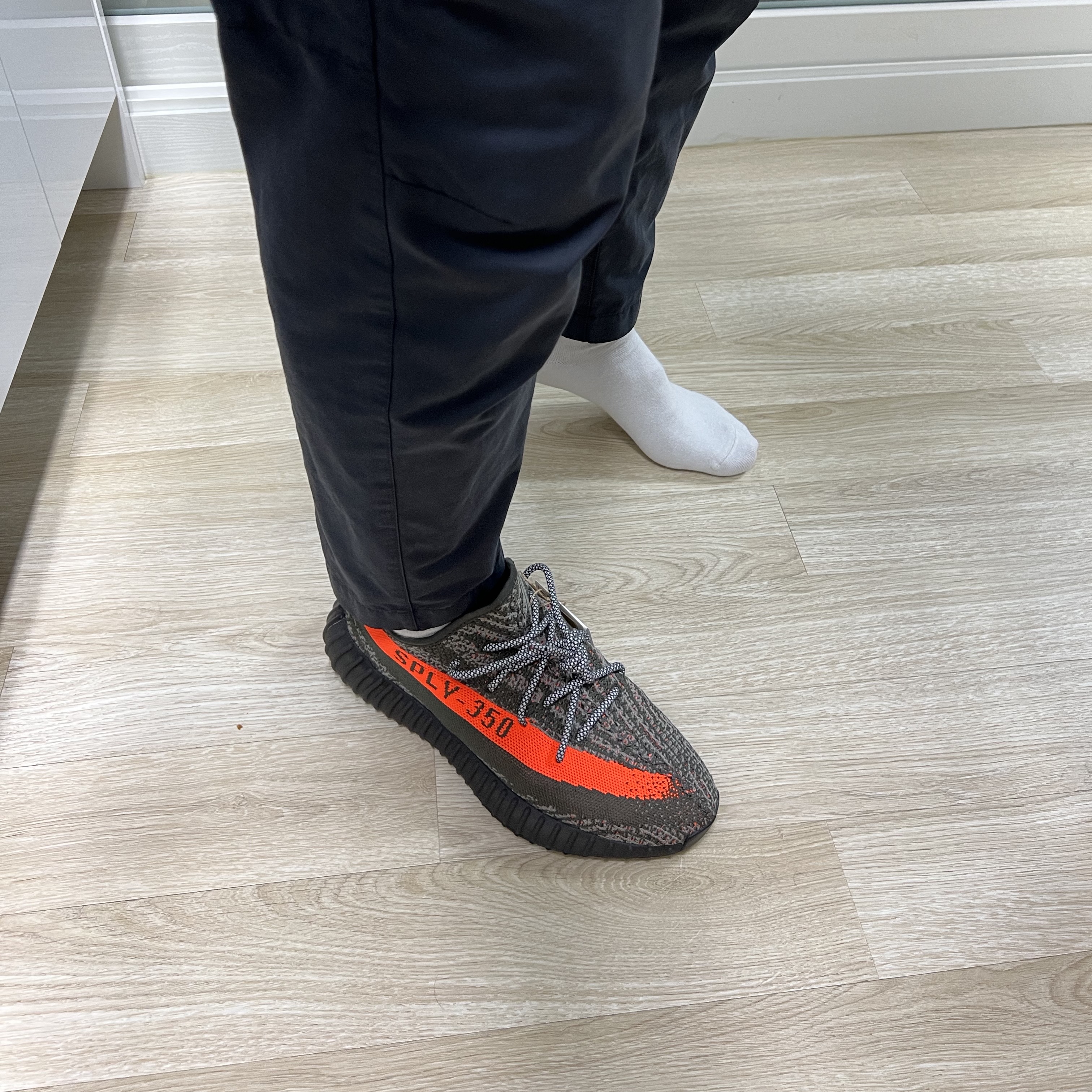 Adidas Yeezy Boost 350 V2 Carbon Beluga 착용 스타일 - 3