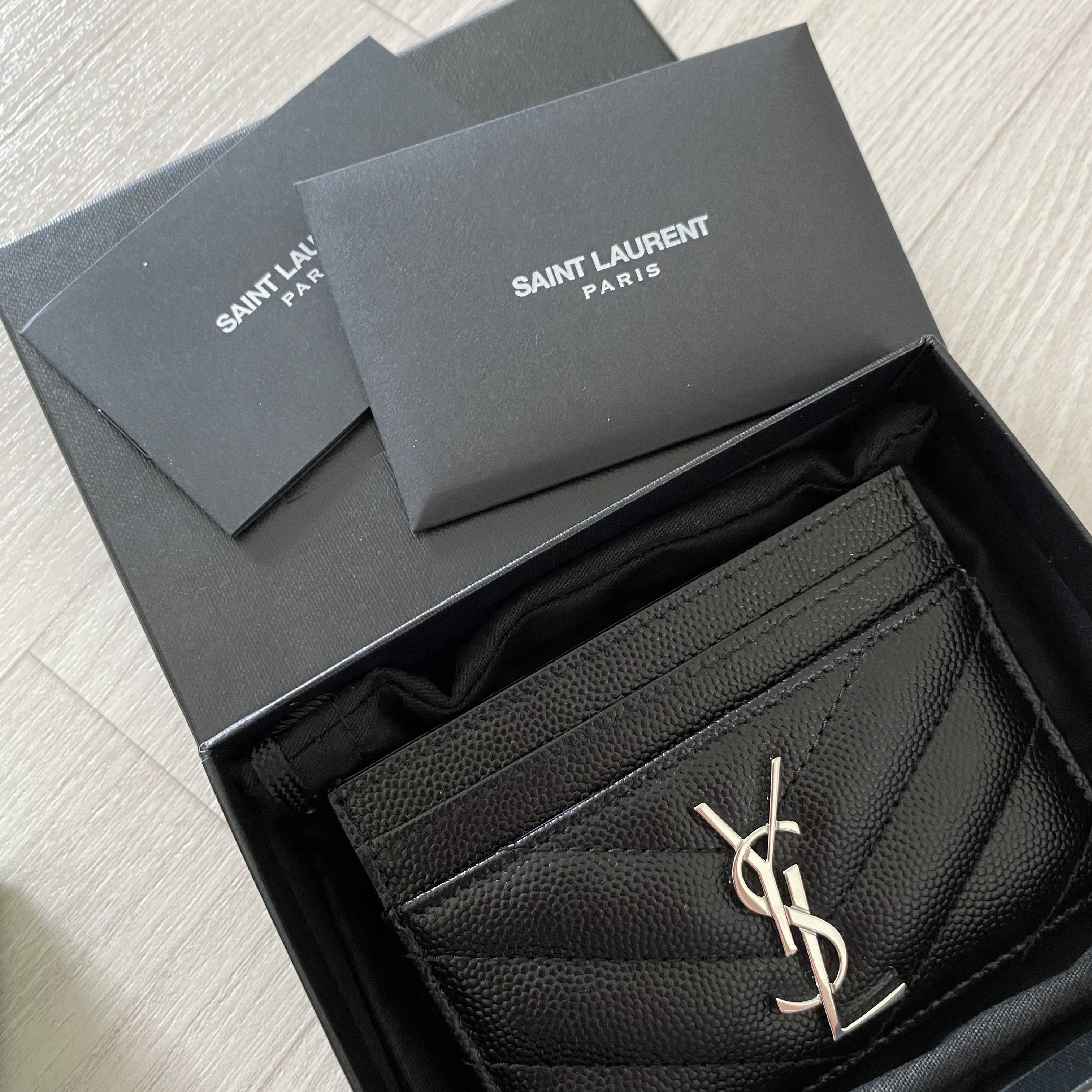 Saint Laurent Cassandre Matelasse Card Case in Grain De Poudre Embossed Leather Black 착용 스타일