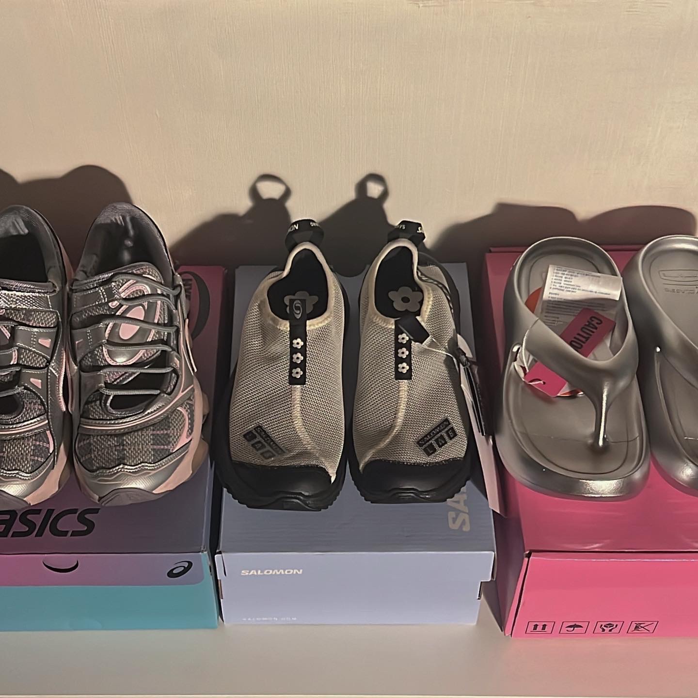 Salomon x Sandy Liang RX Moc 3.0 Black White, Taw&Toe x Low Classic Platform Flip Flop Silver μ°©μ© μ€νμΌ - 1